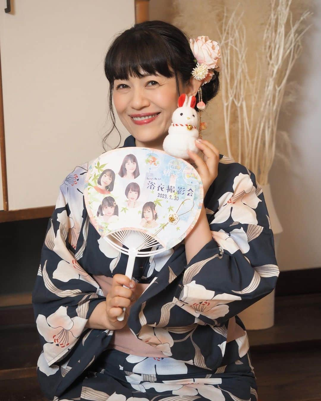 うちやえゆかさんのインスタグラム写真 - (うちやえゆかInstagram)「2023年夏の思い出『納涼☆わいわい浴衣撮影会』の② 「撮影会、来てみたい！」とご参加くださった皆様、とっても暑い日のご参加、本当にありがとうございました。 楽しくて良い夏の思い出となりました🍧   撮影：まんさん まんさんは「プリキュアやマイメロの歌を聞きながら、うちやえさんを撮りたいと思ってた」 という尊いお方✨歌のステージ以外にもこうしてご参加いただけたこと、嬉しかったです。   そしてこの秋、まいちゃんのバンド #昭和とらいあんぐる さんの関西ツアーに、私も連れていっていただいちゃいます！ 京都、大阪とゲストで出演☆詳細はプロフィール欄の 🔗 lit.link/yukauchiyae  より詳細をご覧くださいね。ぜひ～♪   #いまのまい #うちやえゆか #平地レイ #木ノ下ゆり #菜苗 #浴衣 #お弁当 #アイス #楽しい #古民家 #うちわ #撮影会 #笑顔 #わいわい #夏 #納涼 #2023 #昭和とらいあんぐる #関西ツアー #京都 #大阪」9月3日 18時03分 - yukauchiyae