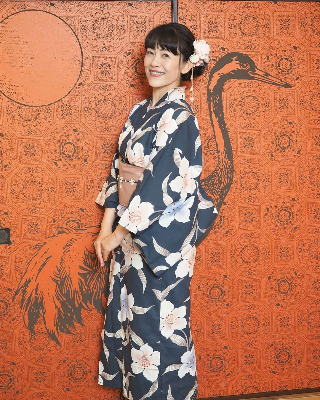 うちやえゆかさんのインスタグラム写真 - (うちやえゆかInstagram)「2023年夏の思い出『納涼☆わいわい浴衣撮影会』の② 「撮影会、来てみたい！」とご参加くださった皆様、とっても暑い日のご参加、本当にありがとうございました。 楽しくて良い夏の思い出となりました🍧   撮影：まんさん まんさんは「プリキュアやマイメロの歌を聞きながら、うちやえさんを撮りたいと思ってた」 という尊いお方✨歌のステージ以外にもこうしてご参加いただけたこと、嬉しかったです。   そしてこの秋、まいちゃんのバンド #昭和とらいあんぐる さんの関西ツアーに、私も連れていっていただいちゃいます！ 京都、大阪とゲストで出演☆詳細はプロフィール欄の 🔗 lit.link/yukauchiyae  より詳細をご覧くださいね。ぜひ～♪   #いまのまい #うちやえゆか #平地レイ #木ノ下ゆり #菜苗 #浴衣 #お弁当 #アイス #楽しい #古民家 #うちわ #撮影会 #笑顔 #わいわい #夏 #納涼 #2023 #昭和とらいあんぐる #関西ツアー #京都 #大阪」9月3日 18時03分 - yukauchiyae