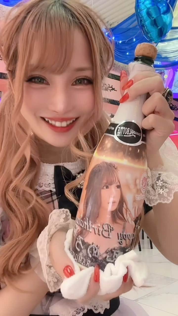 らむめろのインスタグラム：「🐙 ⁡ 大阪のコンカフェ生誕祭🩷 ⁡ 大阪久々すぎて(6年ぶり 不安もかなりあったけど 沢山リスナーさん来てくれて リスナーさんもキャストさんも みんな優しくてあったかかった🥺 ⁡ サプライズのケーキ嬉しくて泣いたw ⁡ ひと足早くお祝いしてもらえて 幸せ者すぎた！大阪めちゃ楽しかった🩷 ⁡ シャンパン、ショット、ドリンク、チェキ、 遠隔シャンパン、遠隔ドリンク、遠隔チェキ、 カラオケリクエスト、プレゼント🎀 本当にありがとうございました💐 ⁡ リール90秒までやったから早送りにしたw 早送りじゃない動画はTwitter見てね(ง  ᵕωᵕ)ว♪ ⁡ ⁡ ⁡ #コンカフェ #charmymoon #ちゃむ #コンカフェ嬢＃大阪 #心斎橋 #東心斎橋 #ミナミ」