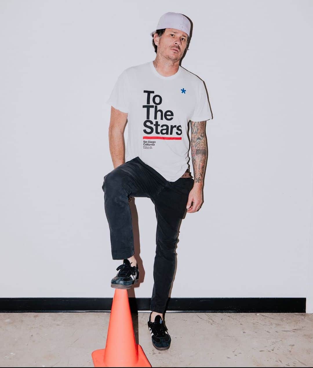 トム・デロングのインスタグラム：「@tothestars.media」