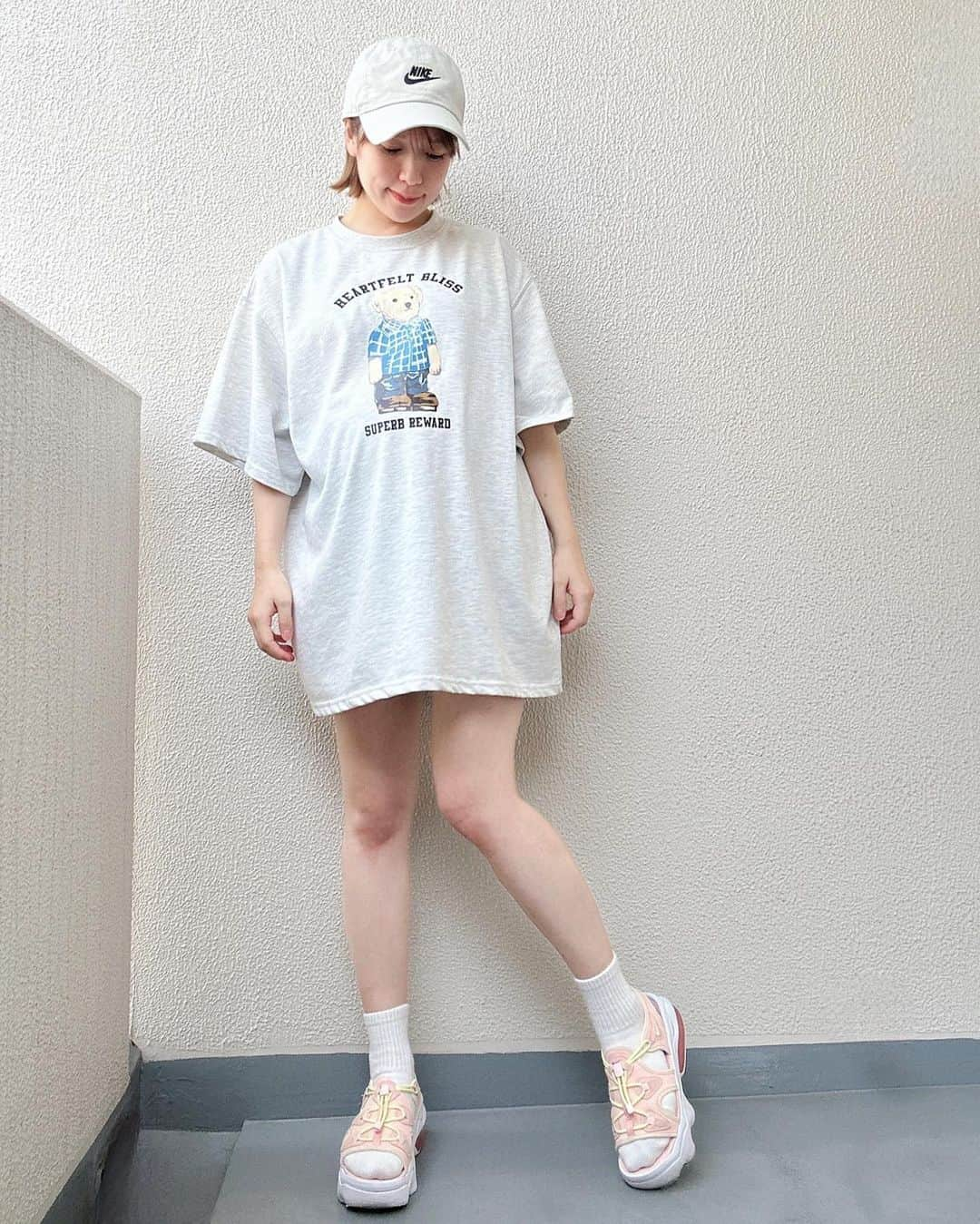 福本沙織のインスタグラム：「BIG Tシャツ🧸 オーバーサイズなのでワンピとしても着れる😋 安いのに生地しっかり〜😎 臨月でこの丈だから普通に着たらもっと丈長いです😋 そして安心して下さい、履いてます🙋‍♀️笑  #マタニティコーデ #マタニティファッション #臨月 #臨月妊婦 #臨月突入 #妊娠10ヶ月 #tシャツワンピ #154cmコーデ #低身長ファッション　#grl購入品 #grlコーデ」