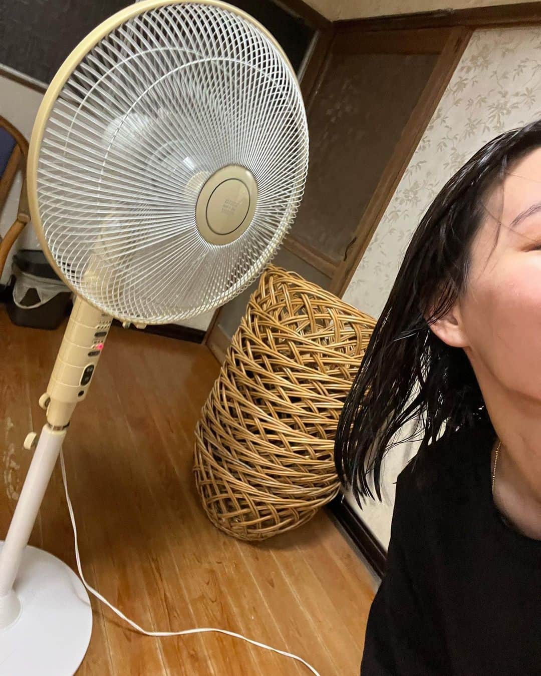 花山瑞貴さんのインスタグラム写真 - (花山瑞貴Instagram)「今も残る昭和の銭湯♨️なんて素敵な銭湯なんだ 昔ながらの番台も現役 髪の毛は扇風機で乾かしなさいと 扇風機で乾かしました🎐  熱湯が体に沁みた。最高だった。」9月3日 18時05分 - mi_smile25