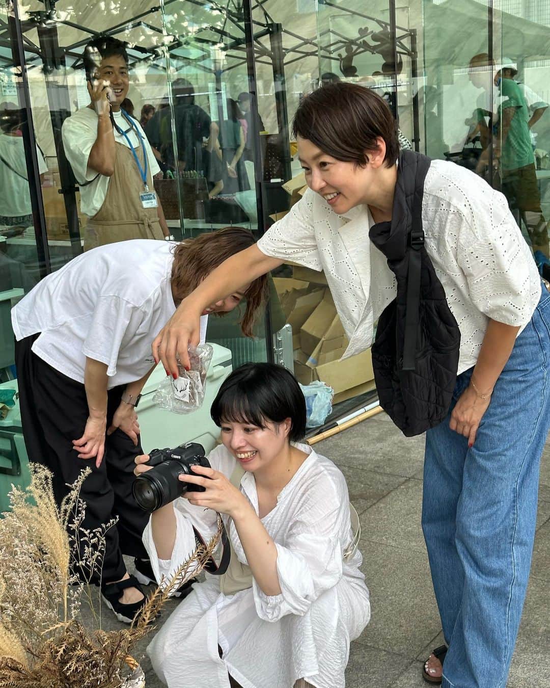五明祐子さんのインスタグラム写真 - (五明祐子Instagram)「昨日　@wolf__lady__ のイベントで おもち🐶プロのカメラマンさんに📸写真を撮っていただきました✨ 飼い主必死姿😂 @naokotani___ が撮ってくれてた😂  この撮影料金も保護犬の活動に充てられるそうです。 譲渡会、かわいい子🐶たちたくさん来ていたな☺️  #保護犬譲渡会#wolfladytattoos」9月3日 18時05分 - gomyoyuko