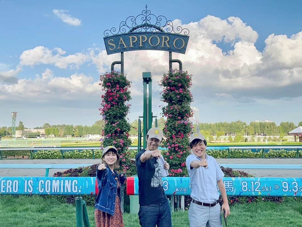 津田麻莉奈さんのインスタグラム写真 - (津田麻莉奈Instagram)「🐎🐎🐎 キャプテン渡辺の競馬パーティーin札幌競馬場 トークショーありがとうございました！  実は1Rから12Rまで収録もしていたのですが…！ その模様は11/1にグリーンチャンネルで放送されます🎥 小倉にいる稲富ちゃんとも力を合わせ…！ 今回もえらいことになってるのでお楽しみに🫣 場所を移して引き続き収録は続きます💨  トークショーにお越しくださった皆さま 競馬場で声をかけてくださった皆さま ありがとうございました！！！  #札幌競馬場 #ビリーブミー  #まりなる #津田麻莉奈」9月3日 18時06分 - tsudamarinal