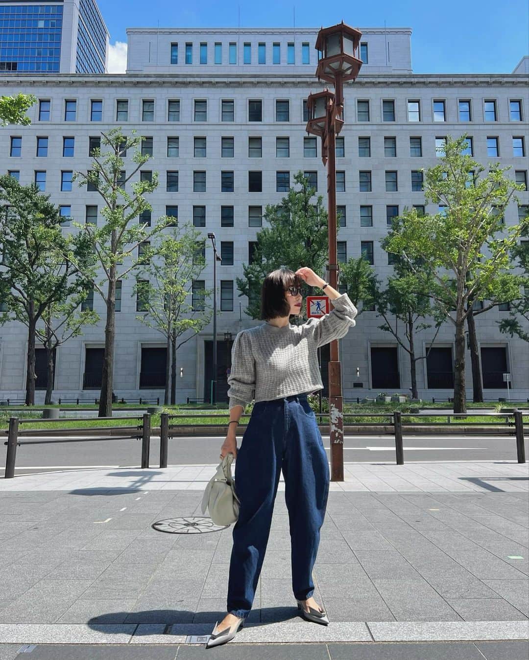 山内一世のインスタグラム：「@meer._official OSAKA 23FALL/WINTER POPUP STOREまで いよいよ1週間を切りました🩶🎠 9月はあっという間に駆け抜けてしまいそうだけども、 とても濃厚で楽しい月になりそうでワクワクしてマス🥹🫶 皆さまにお会い出来るのを楽しみにしております😌  PUFF SHOULDER WOOL KNIT TOP/GRY GOURD INDIGO DENIM/INDIGO」