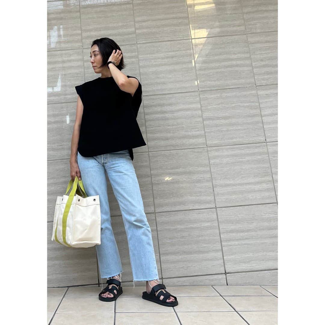 高橋志津奈のインスタグラム：「今日は朝から友達と将来のことについて語り、午後は息子の用事で送迎。合間原稿やったりして。だから荷物はたくさん、本屋も行ったから息子の本もたくさんで劇重いカバンでした😂 . 久々のコーデはまだ夏😅 . #shizunascoordinate」