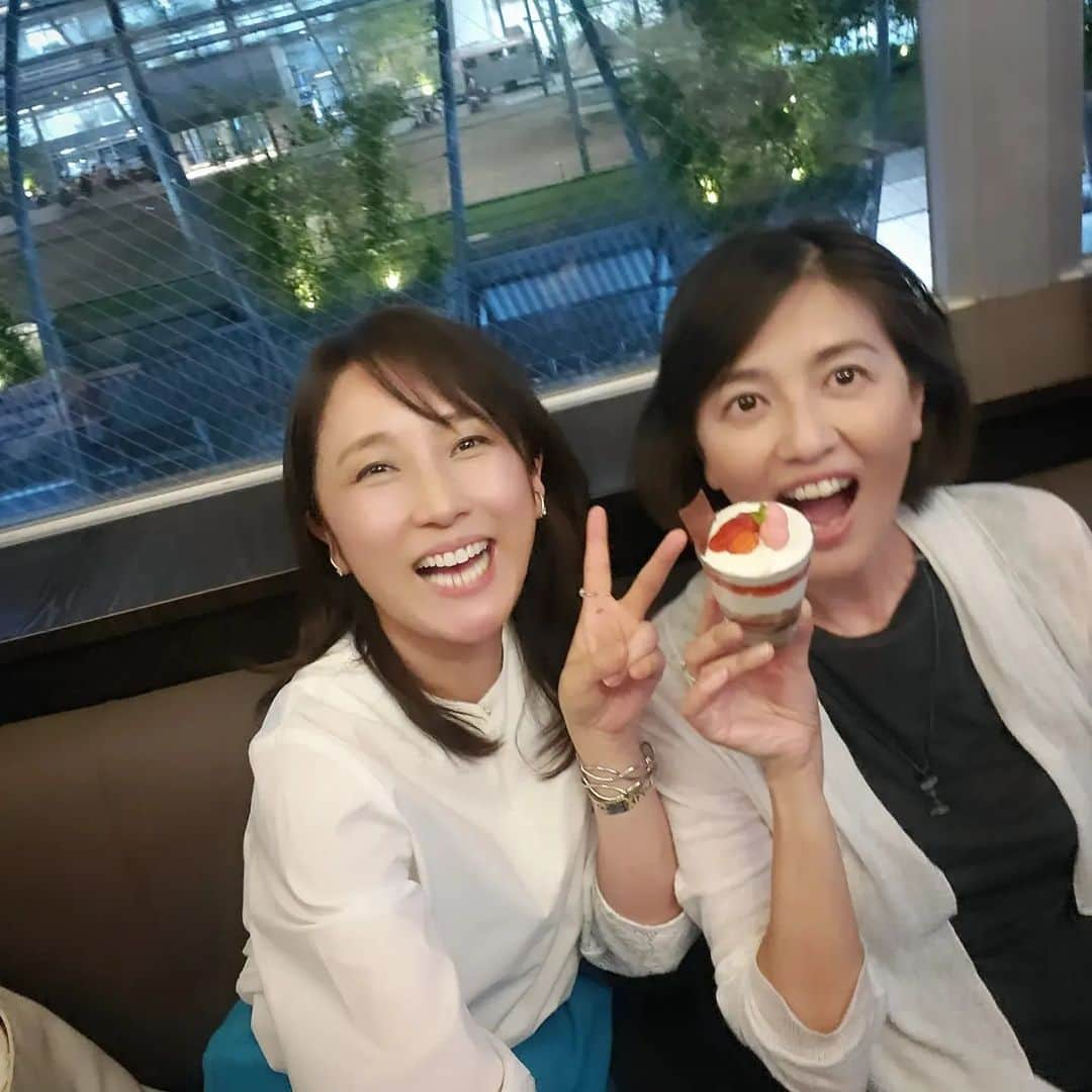 常世晶子のインスタグラム：「先日の写真を一枚😊🎵  仕事の食事会&カラオケ会にソラカツキカの二人で参加！ ソラツキで番組を持ちたい野望あり…🙄🌙  もしかしたら、そういうこともあるのかな？？なんて思っているのですが、どうなのでしょうー？？！  ※大口を開けて笑いすぎ…すみません。。。  #ソラカツキカ  #常世晶子 #長久保智子  #ポジティブシンキング  #昔からの知り合いとの会合で楽しかったです♪ #有意義な会」