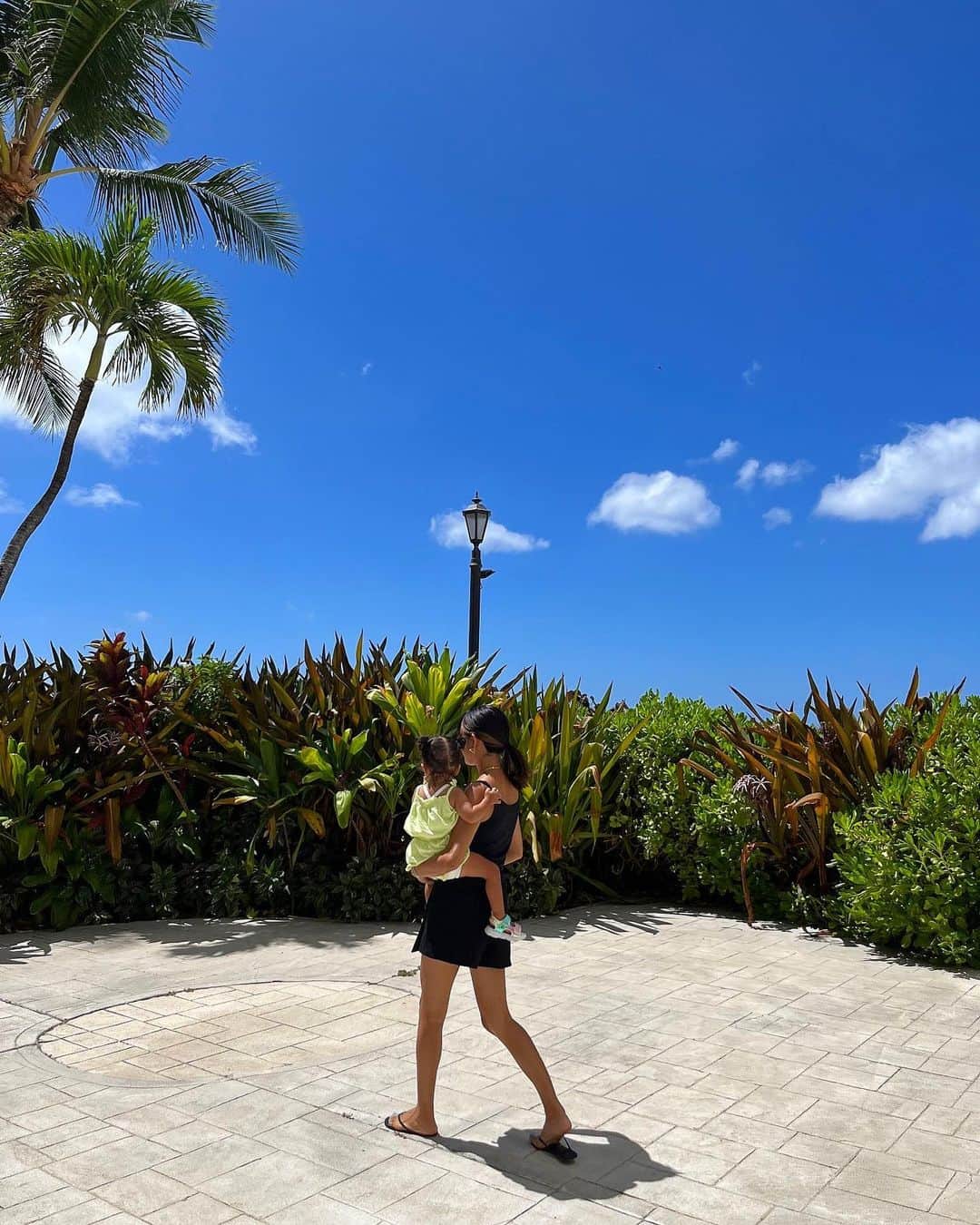 のインスタグラム：「... Hawaii  最高でした！ やっぱり大好き🌺  子ども達バッタバタで全然ゆっくりしてないけど😂  明日現実に帰りまーす✈️  海外旅行好きだけど 飛行機が苦手です😇」
