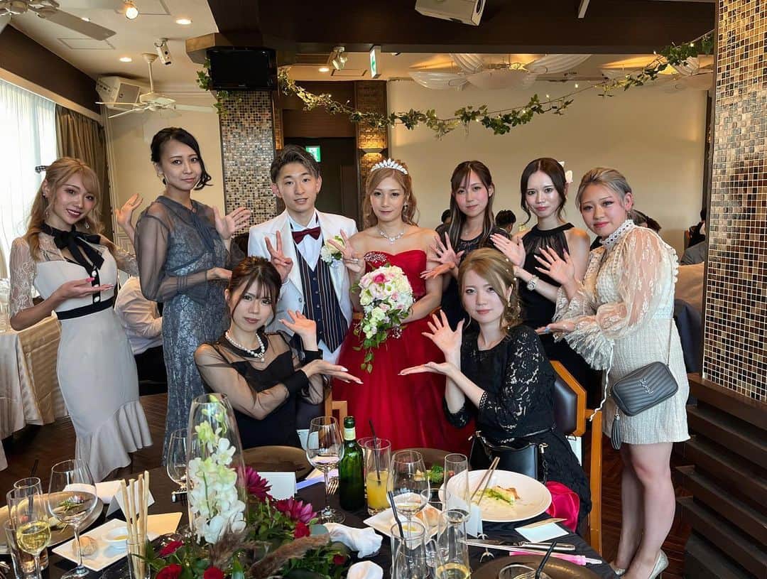 RIIAのインスタグラム：「もえぴ結婚式👰‍♀️💓 3年前くらいは毎日のように一緒に居たの🥺 愛理のお家でよくお泊まりしてたの懐かしすぎる😭 今では子供ちゃん2人も出産して、幸せになってて嬉しい😆💓 結婚式呼んでくれてありがとう😊 久々会えて嬉しかったぁ〜😍」