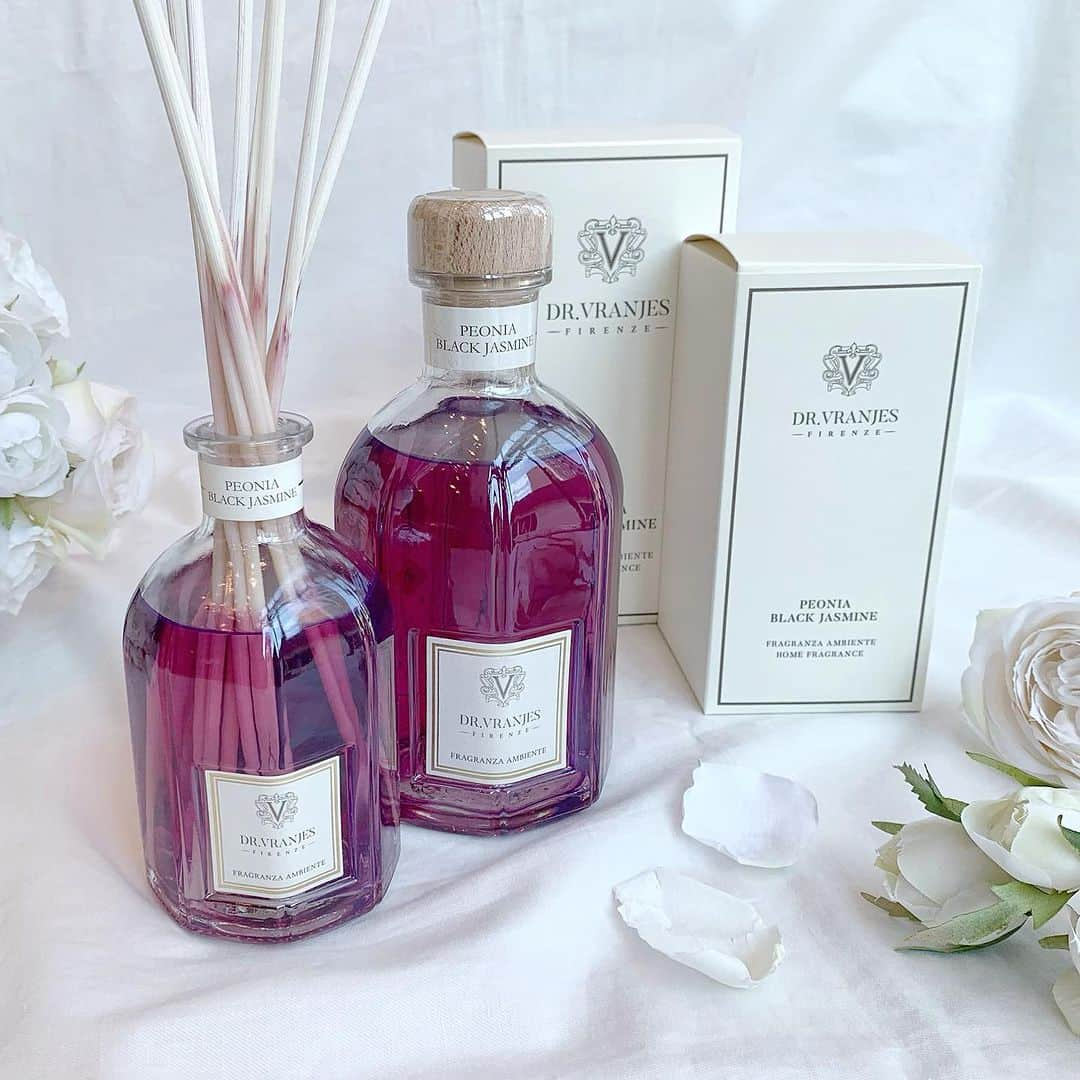 bijouxthreecさんのインスタグラム写真 - (bijouxthreecInstagram)「【DR.VRANJES】  9月のオススメの香り "PEONIA BLACK JASMINE"💐  ヒヤシンスやオレンジブロッサム、 スズランの澄んだ印象のトップノートに、 基調となるブラックジャスミン、香り高い芍薬、 そしてシクラメンが洗練されたハーモニーを生む、 スパークリングフローラルノート💭  柔らかく香るジャスミンの香りが、心地の良い空間を演出してくれます😌✨  是非店頭に香りを試しにいらして下さい🌿   #drvranies   #drvranjesjapan   #ドットール  #ドットールヴラニエス  #ドットールヴラニエスジャパン   #ルームフレグランス  #フレグランス  #ジャスミン  #bijouxthreec   #ビジュースリーク  #新潟  #古町」9月3日 18時11分 - bijouxthreec