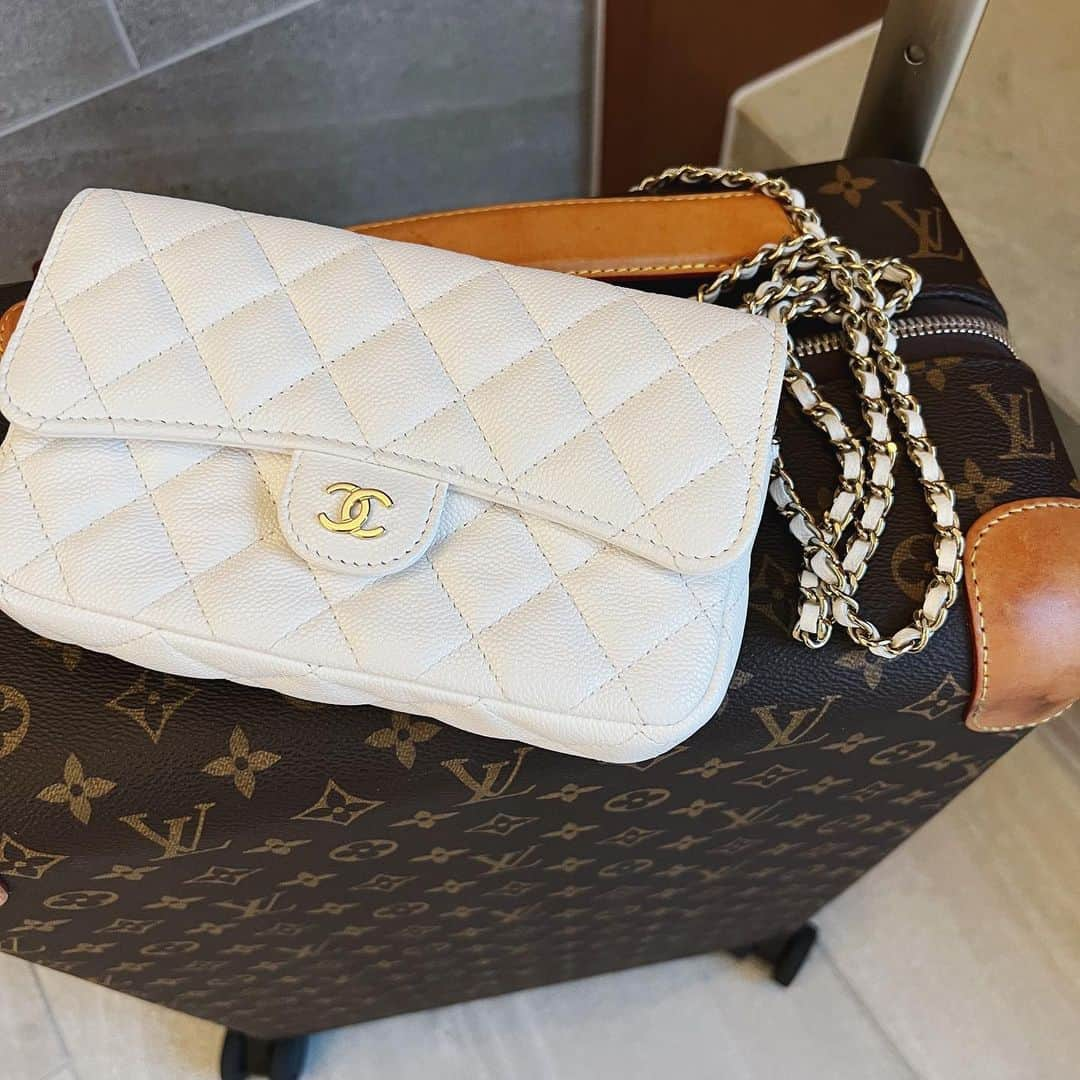 Rionaさんのインスタグラム写真 - (RionaInstagram)「.  my favorite bag 💘💘  @louisvuitton のキャリーケースは 年季入ってきて 更にお気に入り度が増した 🧳  国内旅行なら 飛行機にも預けちゃうぐらい ガシガシ使っとります 😗  @chanelofficial は携帯ケースと財布が一緒になってて めちゃくちゃ使いやすい 🩵👌🏼  ホワイトは色移りが気になるけど こちらも気にせずガシガシ使ってる。笑  . #ママバッグ #ママバック #キャリーケース #男の子ママ #兄弟ママ #ママコーデ #ママライフ  #ルイヴィトン #ルイヴィトンバッグ #シャネル」9月3日 18時13分 - riiioona