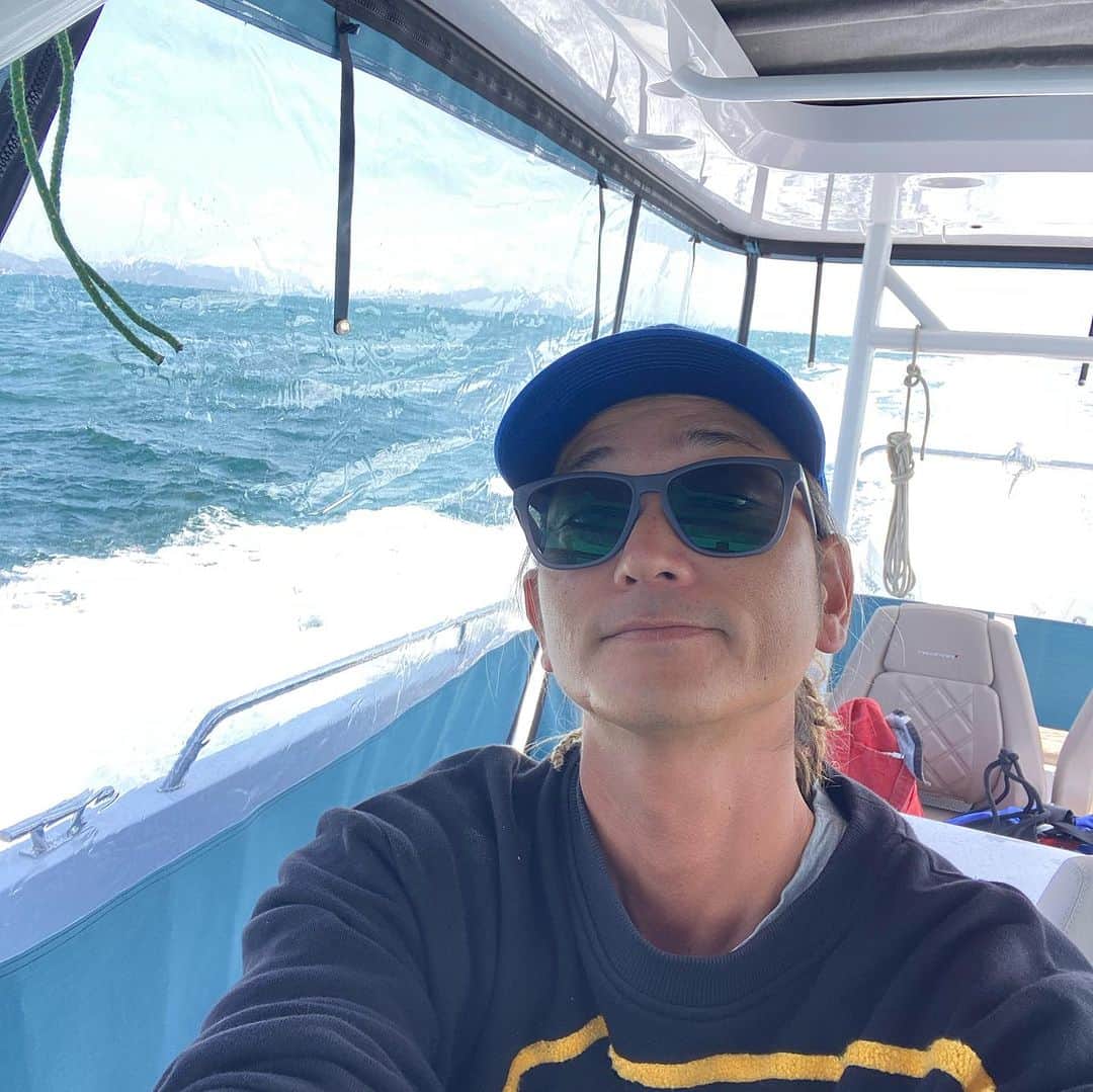 宮良忍（SHINOBU）さんのインスタグラム写真 - (宮良忍（SHINOBU）Instagram)「【SEAEL12回航記】 2日目の目的地は因島マリーナを出て大分のマリンピアむさしまで。 どのルートを通るかは、その日の朝に決めた。尾道など景色を楽しみながら走りたい気持ちもあったが、何せ初めての海だけに早めに本船航路に出る事にした。20歳ぐらいに尾道で船舶免許を取った事もあったせいだな😊🛥️ 本船航路に出てしまえば、後はナビが示すまま走るのだが、来島海峡を越えて次第に嫌な波になって来た。 そして今回初めて船首を波に突っ込む事になってしまった。 あっという間の出来事。 エンクロージャーでフロントガラス周りを覆っていたが、波の力は相当なものでコンソール周りも一瞬水浸し。 回航中に絶対にやりたくなかった事だが、まだAXOPAR37 と僕はほぼ初めまして通し。 だがこれをキッカケに回航中に船首を波に突っ込む事は無かった。というか無いように操船に集中した。まぁ今回の旅はほぼ集中しないと波に突っ込むコンディションだったから、物凄く神経は使った。お陰でAXOPAR37 の性格も走らせるコツも直ぐに分かったかな😊 そんな嫌な波の中、走り続ける事は出来ないので近くの漁港を探したが入りやすい港は無く、波の当たらない防波堤で風と波が落ちるのを3時間ほど待ち、 今日で大分まで行けるか、山口県あたりのマリーナに入るか悩んでいた。 夕方頃には風もだいぶ落ちる予報だから走らせ行けそうなら大分のマリンピアむさしマリーナまで走る事にした。 予報通り風も波も穏やかになり、暗くなる前にマリーナに入港出来た。 船を留めたら先ずは燃料補給。 20リッターのポリタンをお腹いっぱい食べさないと、早朝に出航出来ないから、1日の終わりの筋トレが始まる。 マリンピアムサシマリーナのスタッフの方にも遅い入港から燃料の手配まで大変お世話になりました。 2日目で大分に入れてホッとしながらも明日の天候と睨めっこ。明日には豊後水道を抜けて宮崎サンマリーナまでは行きたい。 しかしそこは自然相手だ。 いろいろ考えながら、2日目は近くのホテルで就寝。 朝を迎え雨。風もある。マリーナから双眼鏡で沖を走る大型のタンカーを見ながら、出れる状況では無かったので、午前はマリーナにて待機。 宮崎サンマリーナまで行けなくても、この日に豊後水道を越えないとしばらく出れなくなる。 マリーナ横の大分空港から飛んで行く飛行機を見て、小浜島が遠くに感じた。 マリーナ横にあるヤンマーの工場を見ながら、千里丸を想い出した。 まだ回航始まって3日目。 どうしても先を急ぐ理由があった。 予報通り午後からは風も少し落ちたので、サンマリーナは諦め、宮崎県佐伯市の大入島の海の駅を目指し豊後水道の通り方をマリーナスタッフから聞き出航。 さて、今回はここまで😊 また時間のある時に書きますね🔥 回航中も陸からの指示やアドバイスを送ってくれた、オカザキヨットの金地さん、そして大井船長❗️ ありがとうございました🛥️  @okazakiyachts  @regar_marine_japan  @axopar   #回航 #マリンピアムサシマリーナ #来島海峡 #豊後水道 #小浜島 #ヤンマー船舶 #入れる港に感謝 #axopar37」9月3日 18時14分 - shinobu_miyara