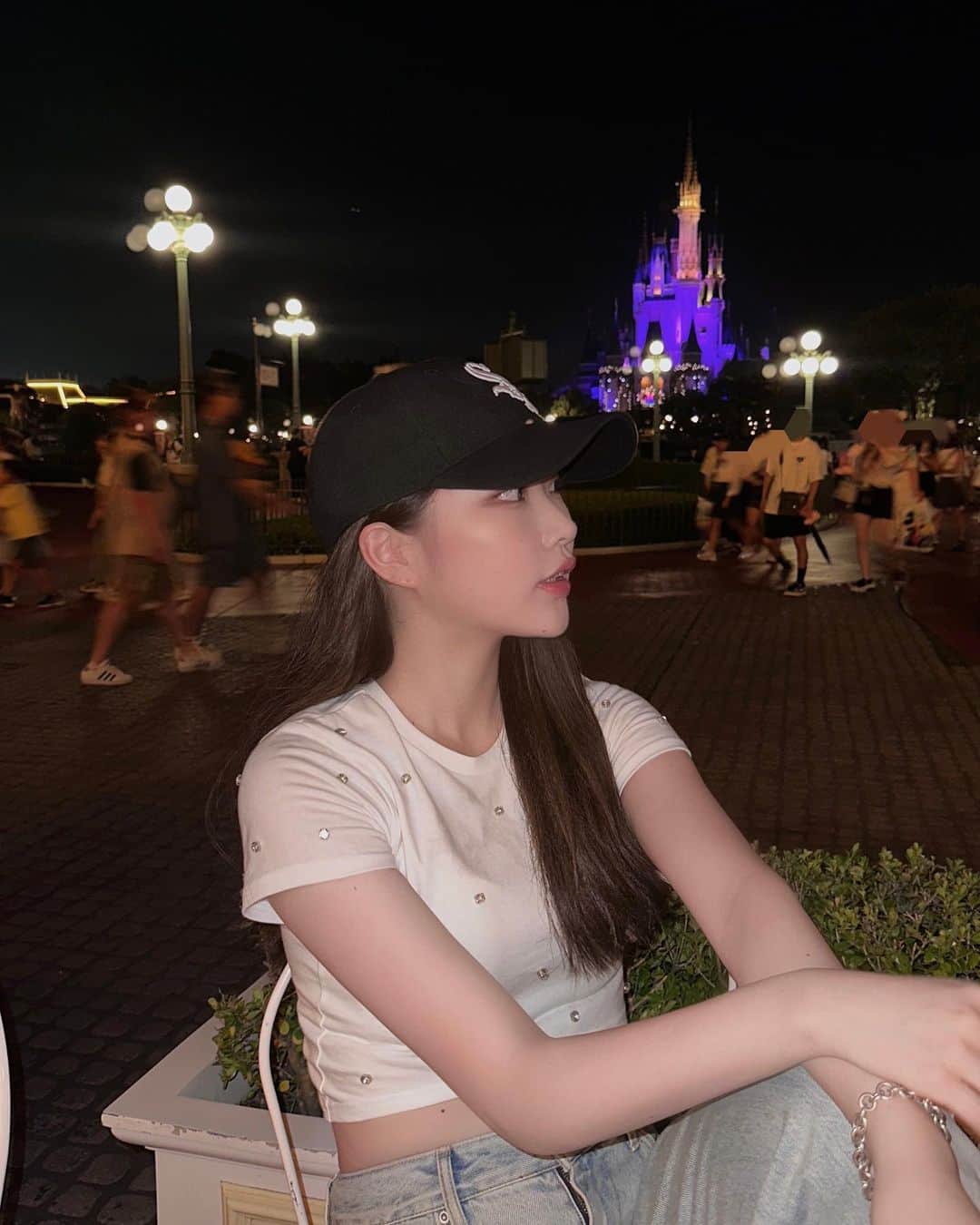 のインスタグラム：「過ごしやすいので夜がすき〜🐑  乗り物で濡れて髪の毛大変やった（ ; ; ）」