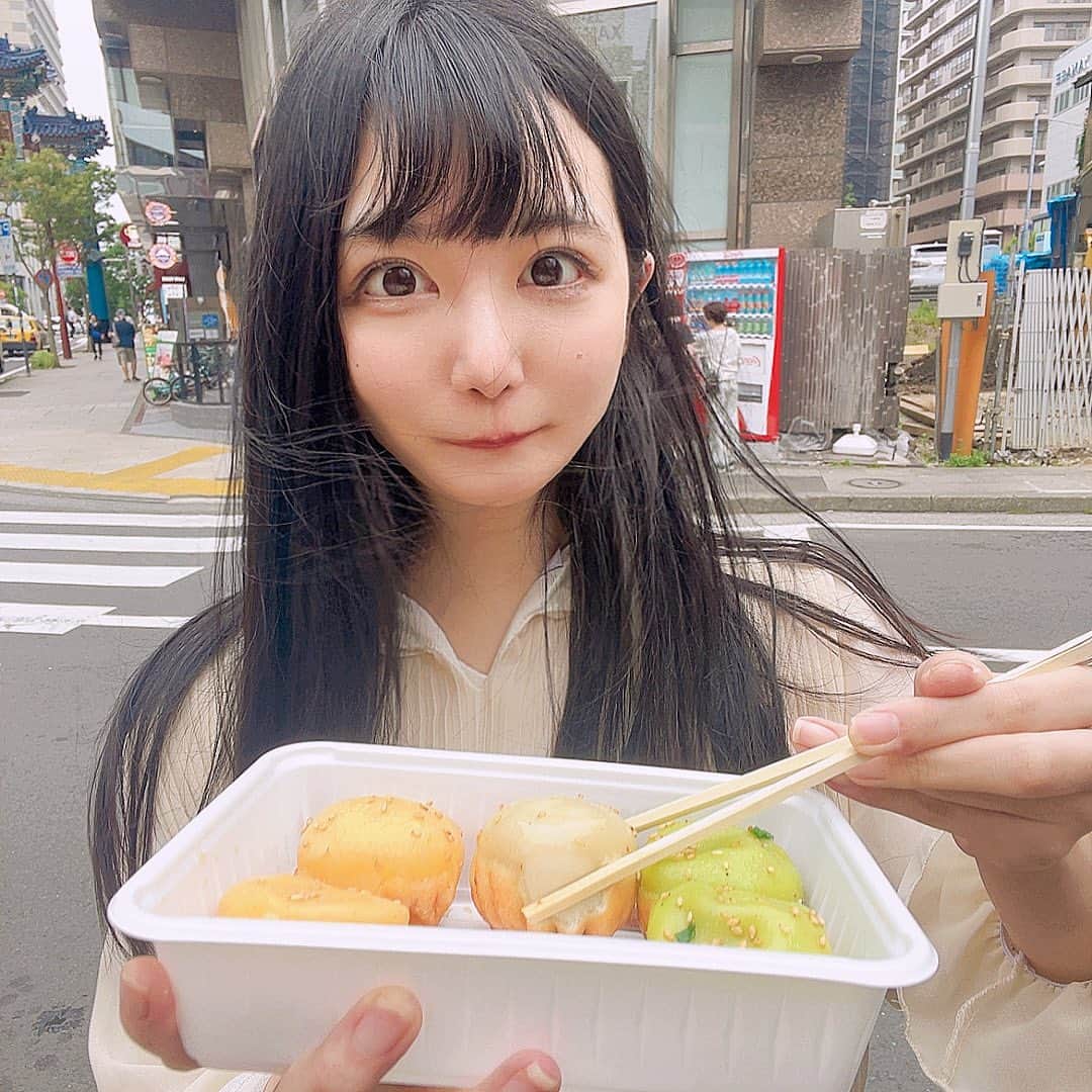 鈴木ことねのインスタグラム：「○ 中華街で小籠包食べた時〜！ 前にやった一日店長イベントでファンの方から頂いたワンピースきたよ🥰🥰 ・ ・ ワンピースの前と後ろを一日間違って着ていた、、 ・ ・ #横浜中華街 #中華街 #中華街食べ歩き #横浜 #横浜グルメ #黒髪 #黒髪ロング」