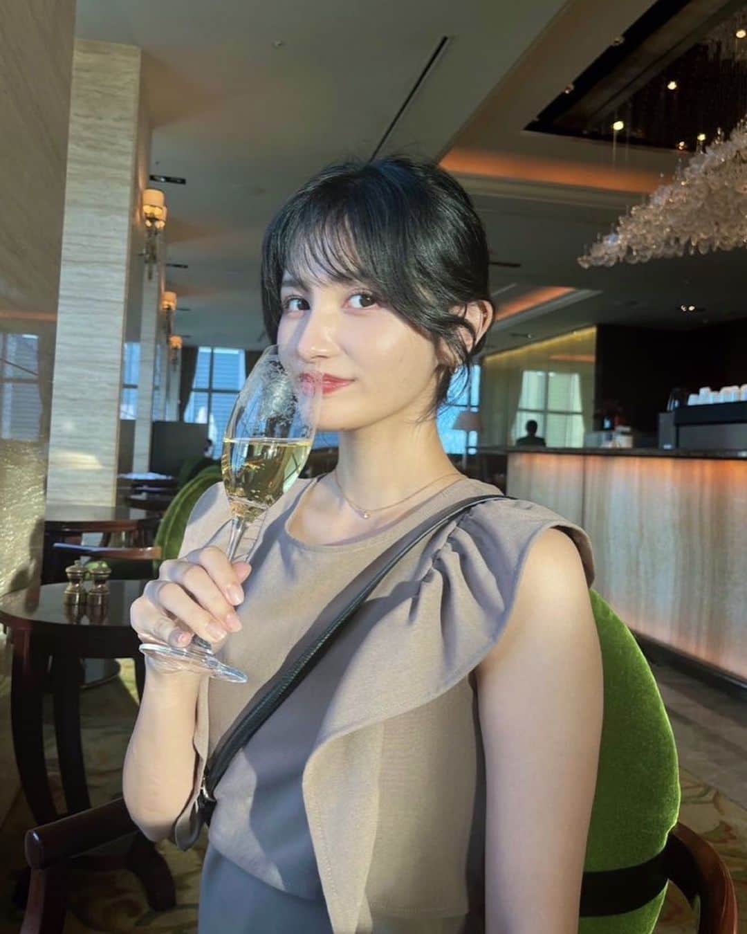 池谷実悠さんのインスタグラム写真 - (池谷実悠Instagram)「シャンパングラスの正しい持ち方を練習します。  #テレ東 #アナウンサー」9月3日 18時16分 - miyu_iketani
