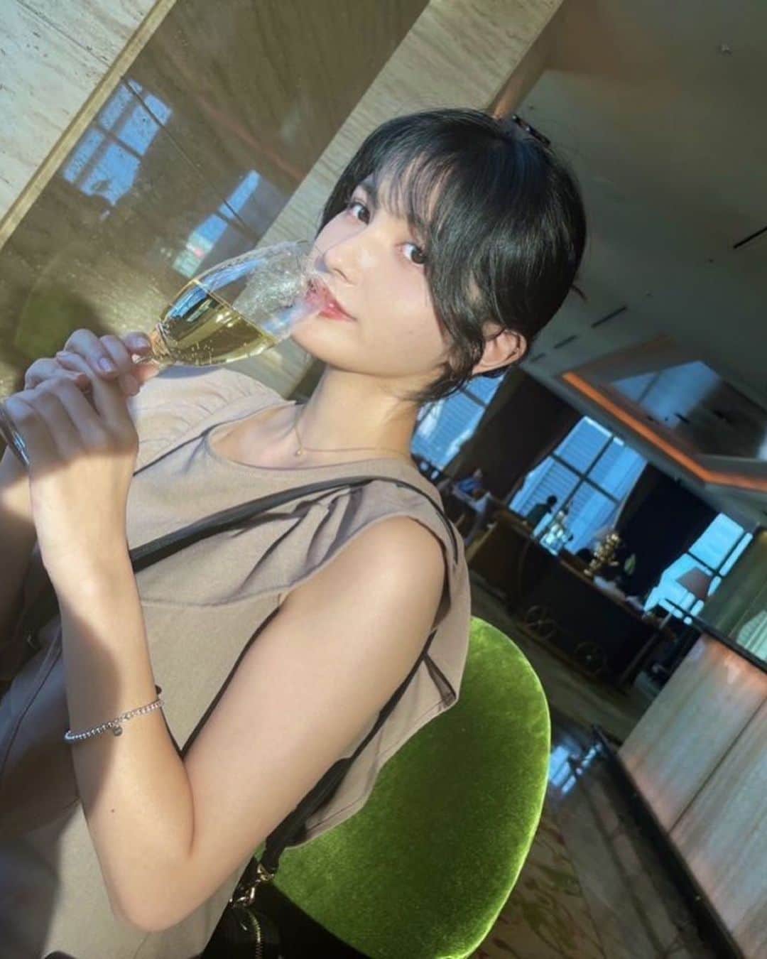 池谷実悠のインスタグラム：「シャンパングラスの正しい持ち方を練習します。  #テレ東 #アナウンサー」
