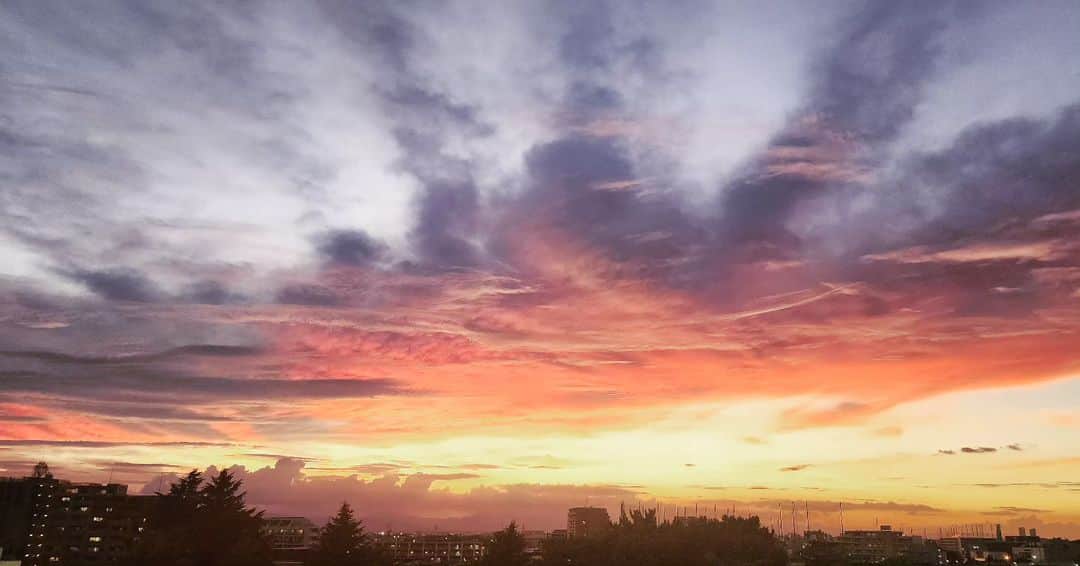 せいのゆみのインスタグラム：「日が暮れたら暑さもおさまり 景色を眺めたくなりますな  #夕日 #雲」