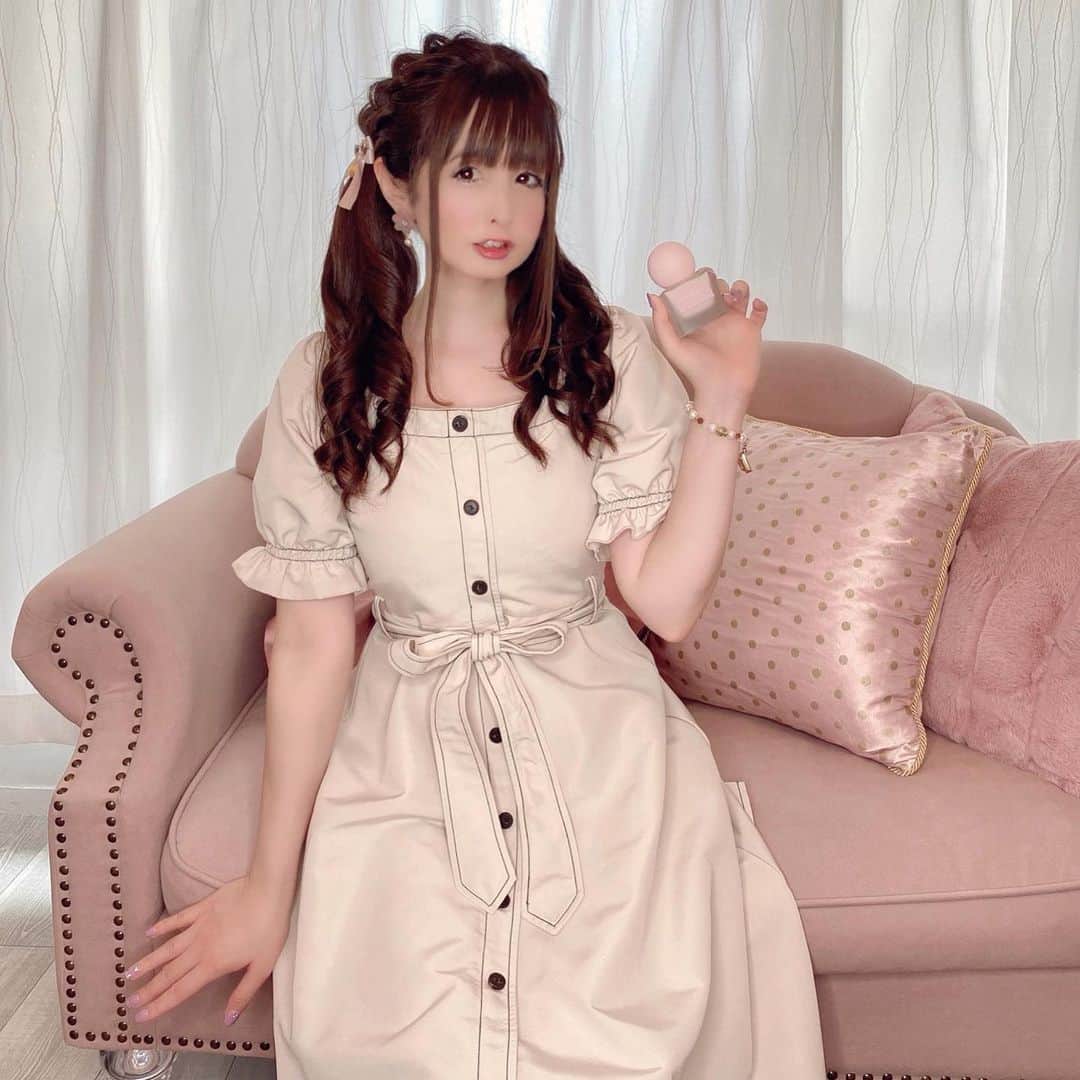 伊藤芽衣のインスタグラム：「とにかくボトルが 可愛すぎて お部屋にあると テンションあがる… ⁡ MAD PEACHさんのコスメ♡ @madpeach_official_jp  ⁡ 水分トーンアップエッセンスSPF30PA ++ Moisture Tone Up Essence ⁡ お肌を ほんのりピンク肌に トーンアップしてくれるエッセンス♡ ⁡ いろんなトーンアップエッセンス 試してみた中で、 ⁡ 華やかな明るい ピンク肌にしてくれるのが とても気に入って ⁡ リピートして3本めに 突入しました♡ ⁡ ♡♡♡♡♡ ⁡ 年に4回開催される Qoo10最大のセールイベント メガ割！ ⁡ セール期間中は20%オフクーポンが 9枚配布されるので、 ⁡ メガ割中の いまはお得にゲットできるので、 興味ある方はぜひ♡ ⁡ PR  @madpeach_official_jp  ⁡ #madpeach  #マッドピーチxQoo10メガ割 #qoo10 #メガ割  #PR #韓国コスメ」