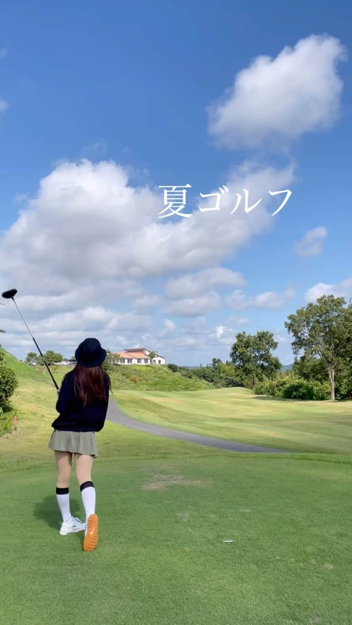 SARAKIMISAKIのインスタグラム：「今年はあっという間に夏が終わった気がする🌻  今年の夏はベストも更新できて 楽しい想い出もたくさんできて 仕事も色んな結果が出てきて 私にとってとても充実した夏でした🌞  ゴルフで言うと ショットが変わったのは本当に大きな変化！！ @callawaygolf_japan  @love_callaway   ドライバーもウッドもアイアンも 本当にパラダイムが調子良い‼️‼️  全体的にすごく軽く感じるので 振り遅れちゃうとか、重くてダフっちゃう人 とくにゴルフ始めたばかりの女の人には ぜひ一回試して欲しいと思うクラブです🥹 私がまさにそうだったから🥹✨  上手くなりたいと思った時には クラブのチカラって大事なんだと教えてくれたクラブです。  さーて、秋もたくさん楽しむぞ🍂🤍🩶  . . .  #ゴルフ #ゴルフ女子 #ゴルフウェア #ゴルフスイング #スイング動画 #パター #パター動画 #ゴルフ場 #golf #golflife #golfshot #golfwear」