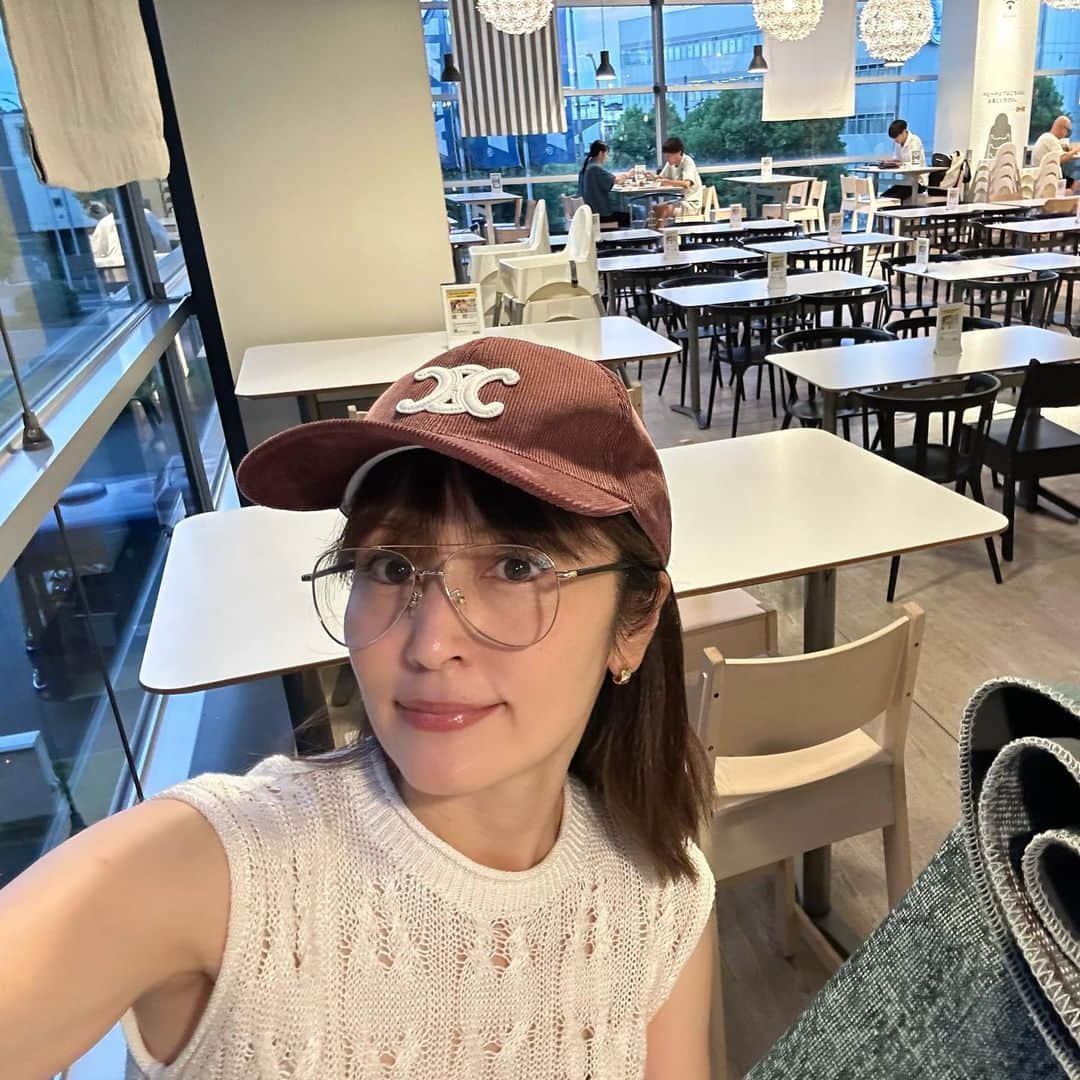 矢田亜希子のインスタグラム：「先日、数年ぶりにIKEAにお買い物♪ 小分け袋たくさん買いました。 #ikea #イケア#買い物#ミートボールとサーモンとソフトクリームとホットドッグは必ず食べちゃいます#親友と2人で子どもが小さい時よくきたねとしみじみ思い出しました#親友の子供はもう二十歳」