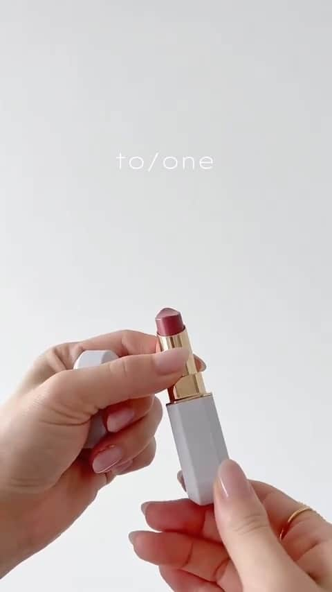 工藤はるかのインスタグラム：「@toonecosmetics 🫧  #カラーブロッサム 07  つやつやでもマットでもなくて リップクリームみたいにスルスル塗れる👶🏻🧈  天然成分98%で乾燥しないし、 リップクリームみたいなのに色持ちも良くて◎  秋のメイクにもたくさん活躍してくれそうな ピンクブラウン🍂🍑  #har_make #toone #toonecosmetics #makeup #メイク動画 #カラーブロッサム07 #cosmekitchen」