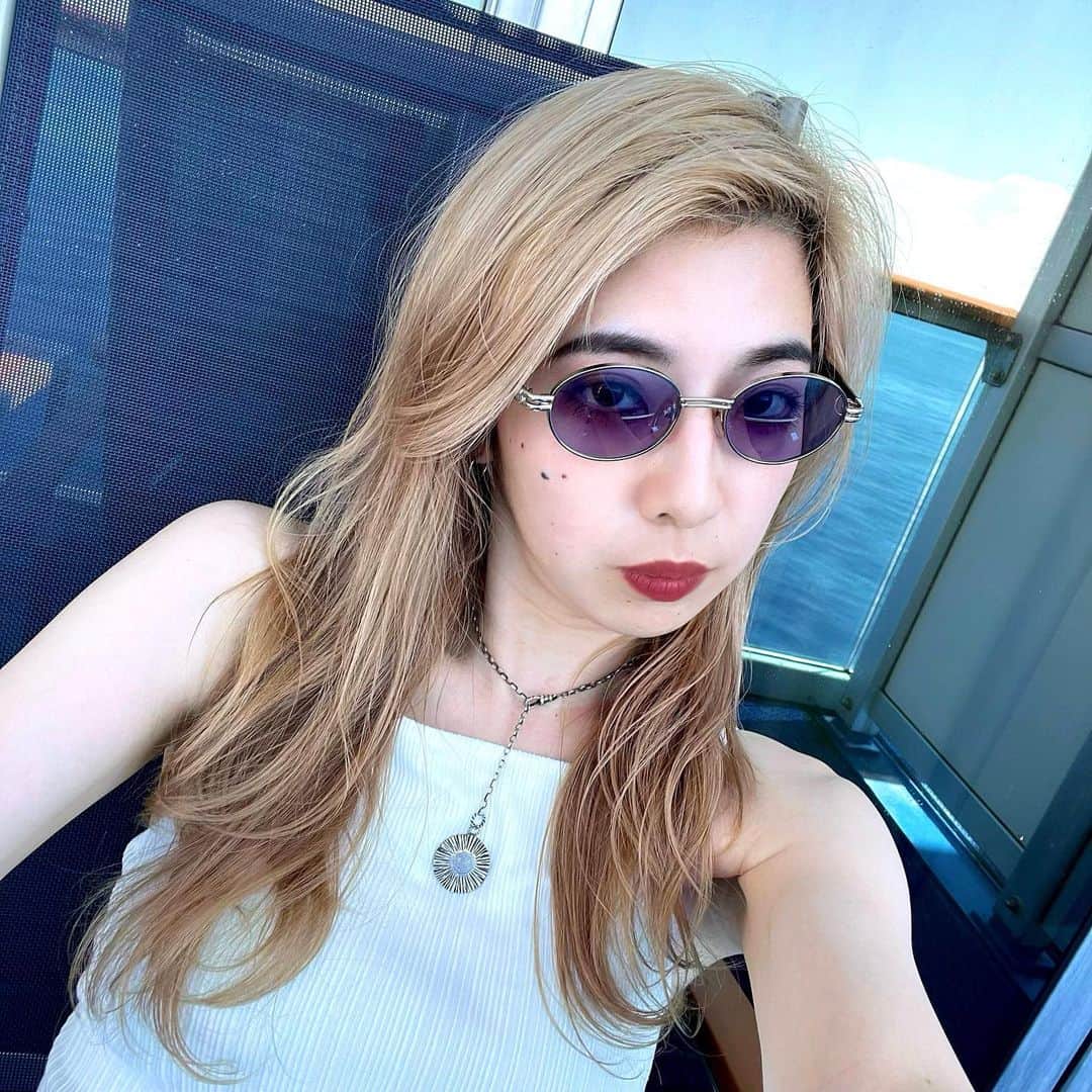 miriishiiのインスタグラム：「🌤️💦 ⁡ 黙っていたらほぼヤンキーである。 vintage sunglasses : @soniarykiel @aura_paris_vintage  ⁡ ⁡ ⁡ #miriishii」