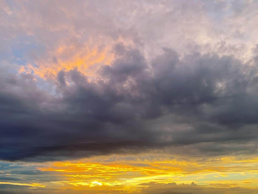 のインスタグラム：「今日も空が燃えてた。」