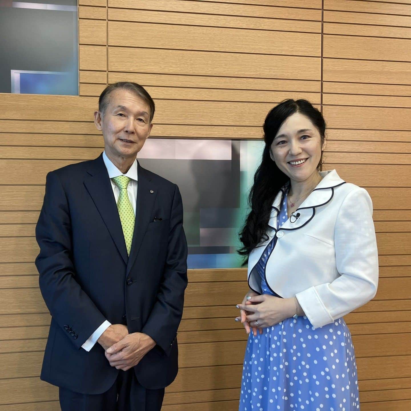 きいちゃんのインスタグラム：「【知事活動報告】 世代・トレンド評論家の牛窪恵さんと和歌山県広報誌の対談。 牛窪さんの新著「恋愛結婚の終焉（しゅうえん）」（光文社新書）を基に、少子化の問題を世代間ギャップなどを中心に話し合いました。 2020年の「若者たちのニューノーマル」（日経プレミアシリーズ）もそうですが、牛窪さんのZ世代への取材力のすごさには驚かされます。 「目からウロコ」のひと時でした！  #和歌山県 #牛窪恵」