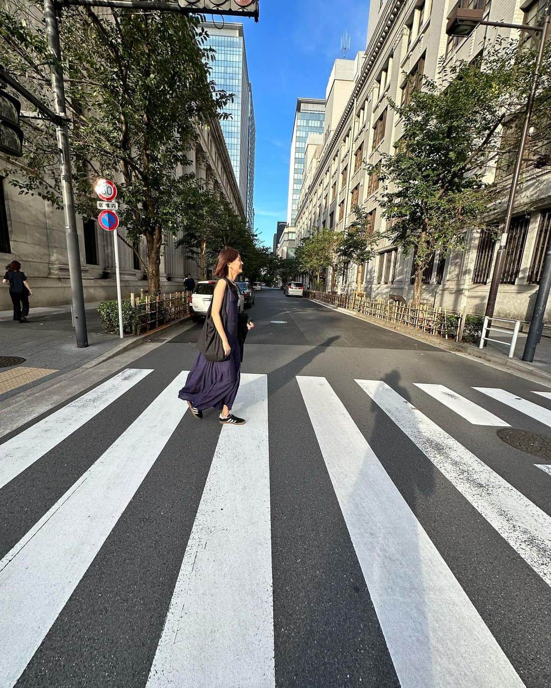 のインスタグラム：「妹との思い出  久しぶりに子供抜きのお出かけに浮かれ気味だった私達。  何でも面白くなってずーっと笑ってた😆  自分の手振りが気になった夜でもありました。 まさかの動画＋近すぎない？」