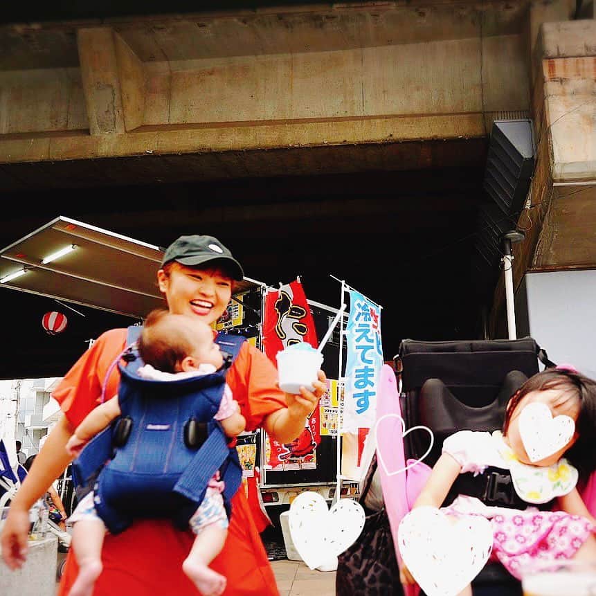 柳原可奈子のインスタグラム：「夏祭り大大大満喫〜🍧❤️  長女は小さく切ったタコ焼きがとっても気に入ったみたいでたくさん食べたよ😋 とろとろで美味しいよね〜❣️ 食後はかき氷もペロリでしたっ🍧👍  そしてなんと言っても‼️ 私が大好きな ✨焼きそば✨‼️キター 最高だよね〜‼️❤️ (5月に国立競技場でサッカー観た時も食べてたねっ🤣笑)  出店の「カップボール」や「スーパーボールすくい」も パパに手を添えてもらい一生懸命チャレンジしてました👏✨すごいぞっ❤️  来年の夏は次女も👶 一緒に食べたり遊んだり ますます賑やかになるね🌻🌞💕 すっごく楽しみよ❤️  まだまだ暑い日が続くね☀️ 体調に気をつけて楽しもうね〜👋❤️  では、まもなく6時30分から #カラオケバトル よろしくお願いしまーす😍❤️ (お祭りで食べ過ぎて「夕飯簡単でいいよね❓😊」とアピールすること3回目🤣笑)  #カラオケバトル　#夏祭り」