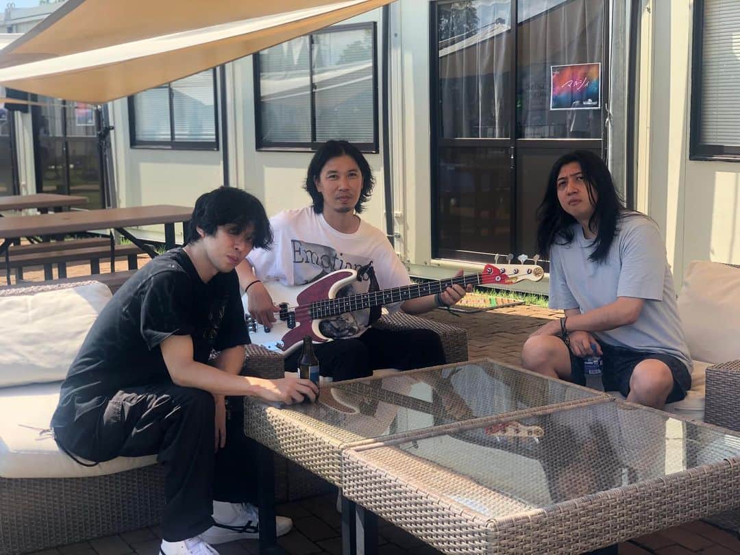 岡峰光舟のインスタグラム：「ありそうで、なかなかない3ベーシスト。まおちゃん@mao_bigmama_vn写真撮ってくれてありがとう。 #9mmparabellumbullet #thebackhorn  #bigmama  #treasure05x2023」