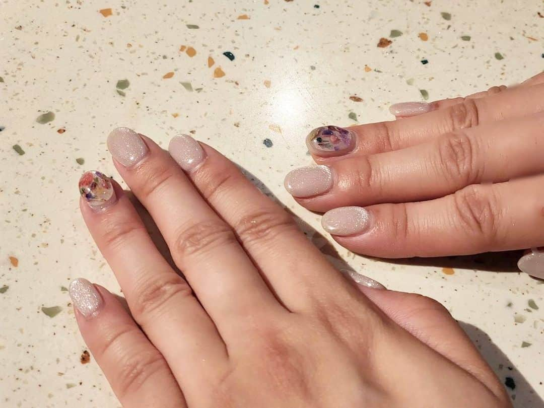 小濱庸子のインスタグラム：「ドライフラワーネイル💐💅 過去一番くらい気に入った🤍 #ネイルデザイン  #ドライフラワー  #ネイル  #花  #マグネットネイル」