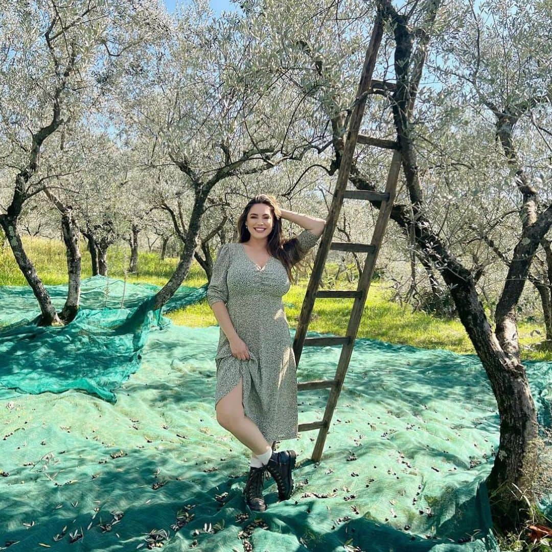 ケリー・ブルックさんのインスタグラム写真 - (ケリー・ブルックInstagram)「Last Autumn 🍂 My Husband and I Filmed a Pilot on his Family Farm in Italy during the Olive 🫒 Harvest and captured the absolute beauty of where he is from and the beautiful Family I am now married into!! Thank you @fulwell73productions for making this dream a reality and capturing so many wonderful moments on Film! We are not sure if this Pilot will ever become a TV show however we are hoping one day it might! Arpino is where we were married and definitely a place we will be spending more time in the future and I’m looking forward to learning more about the Buisness of Olive Oil farming!! #LaDolceVita #MyHusbandsFarm #OliveOilFarmers #BlueZoneLiving  @jeremyparisi 🫒🫒🫒🫒🫒」9月3日 18時27分 - iamkb