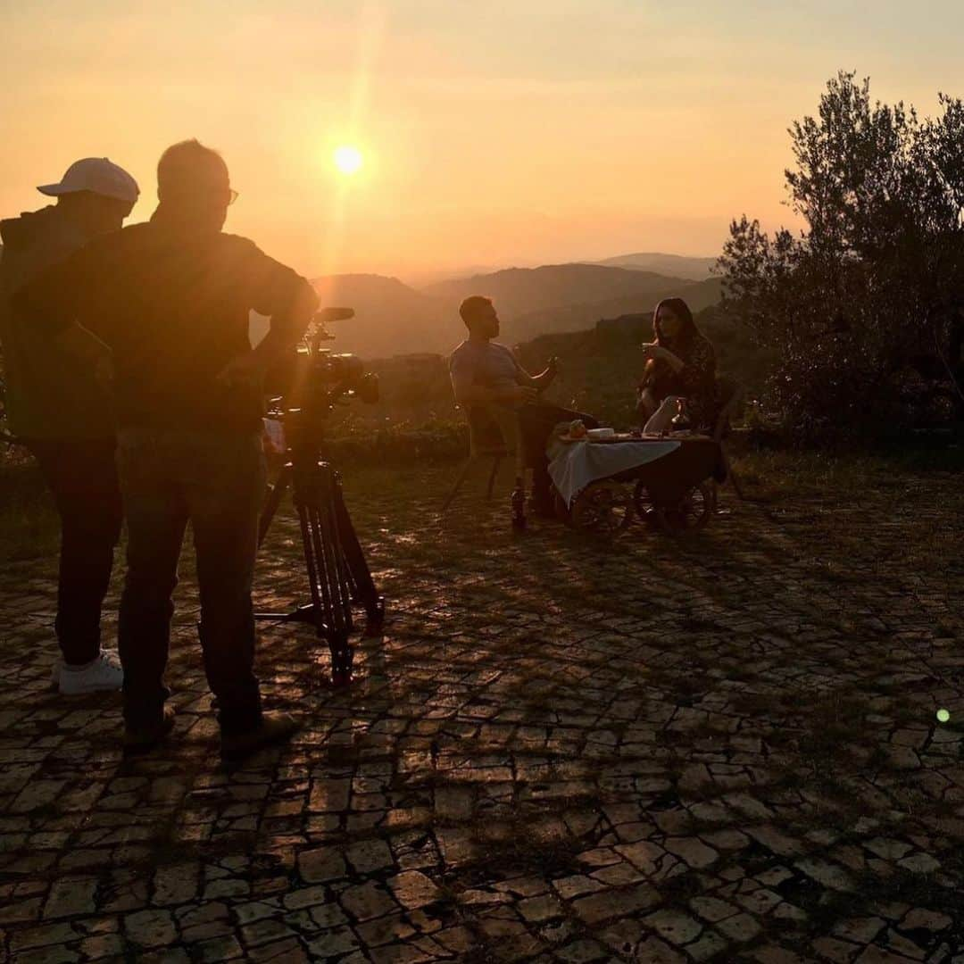 ケリー・ブルックさんのインスタグラム写真 - (ケリー・ブルックInstagram)「Last Autumn 🍂 My Husband and I Filmed a Pilot on his Family Farm in Italy during the Olive 🫒 Harvest and captured the absolute beauty of where he is from and the beautiful Family I am now married into!! Thank you @fulwell73productions for making this dream a reality and capturing so many wonderful moments on Film! We are not sure if this Pilot will ever become a TV show however we are hoping one day it might! Arpino is where we were married and definitely a place we will be spending more time in the future and I’m looking forward to learning more about the Buisness of Olive Oil farming!! #LaDolceVita #MyHusbandsFarm #OliveOilFarmers #BlueZoneLiving  @jeremyparisi 🫒🫒🫒🫒🫒」9月3日 18時27分 - iamkb