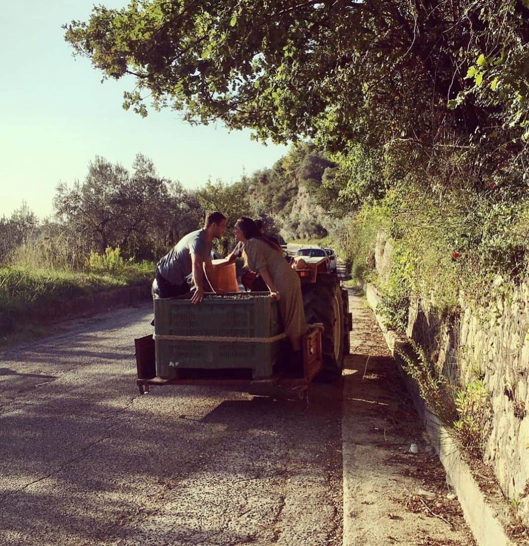 ケリー・ブルックさんのインスタグラム写真 - (ケリー・ブルックInstagram)「Last Autumn 🍂 My Husband and I Filmed a Pilot on his Family Farm in Italy during the Olive 🫒 Harvest and captured the absolute beauty of where he is from and the beautiful Family I am now married into!! Thank you @fulwell73productions for making this dream a reality and capturing so many wonderful moments on Film! We are not sure if this Pilot will ever become a TV show however we are hoping one day it might! Arpino is where we were married and definitely a place we will be spending more time in the future and I’m looking forward to learning more about the Buisness of Olive Oil farming!! #LaDolceVita #MyHusbandsFarm #OliveOilFarmers #BlueZoneLiving  @jeremyparisi 🫒🫒🫒🫒🫒」9月3日 18時27分 - iamkb