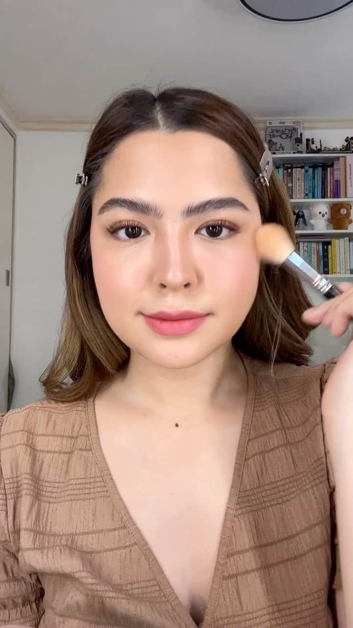 Alexa Ilacadのインスタグラム：「BACK TO SCHOOL LOOK #GRWM 📚🎀💄💕  PRODUCTS: - @maccosmeticsph Squirt Plumping gloss - @Caudalie beauty Elixir from @sephoraph - @bobbibrownph Vitamin Enriched face base - @bobbibrownph Vitamin Enriched Eye Base - @charlottetilbury Flawless Filter - @refy Brow Sculpt - @ultravioletteau Tinted Sunscreen - @drunkelephant D-Bronzi drops - @Rarebeauty Liquid Blush in “Lucky” mixed with @Rarebeauty Liquid Luminizer in “Enlighten” from @sephoraph  - @surratt Eyelash curler - @diorbeauty Forever Skin concealer - @maccosmeticsph Extended Play Mascara - @hourglass Ambient Lighting Palette from @fragranceandglow.ph  - @dasique_official Cream de Rose liptint mixed with @happyskinph lippie in NAKED #makeup #beauty」
