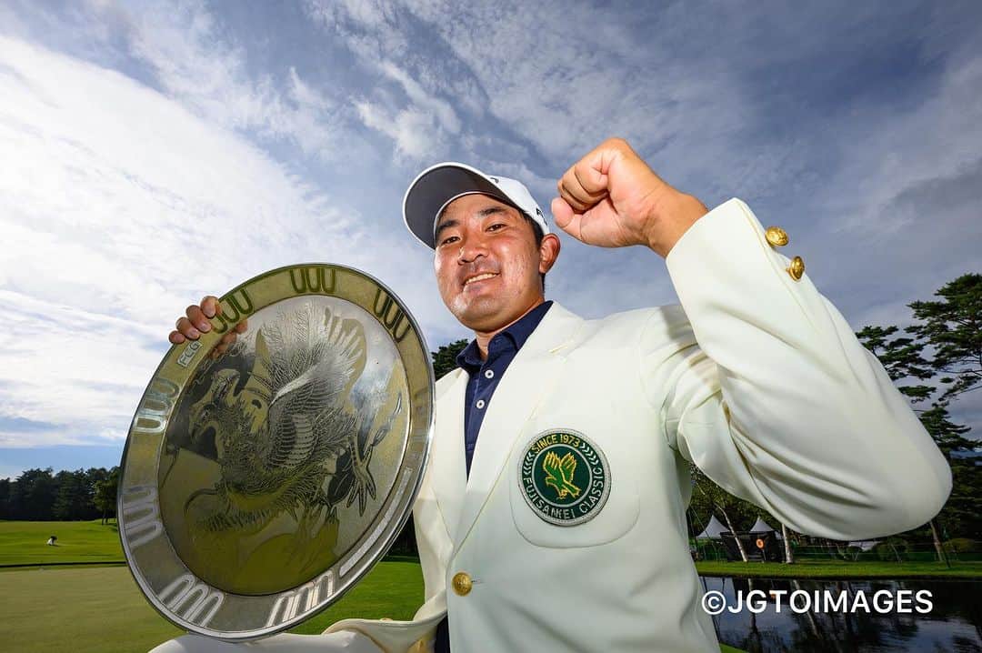  JGTO 男子プロゴルフツアーのインスタグラム：「『51st フジサンケイクラシック』Final Round⛳️  金谷拓実が4バーディ、1ボギーの「67」でプレーして通算8アンダーで今季2勝目を達成🏆🏆  今大会の優勝により金谷は賞金ランキングでトップに浮上しました😤  @fujitvgolf #jgto #golftournament #男子ゴルフ #金谷拓実」
