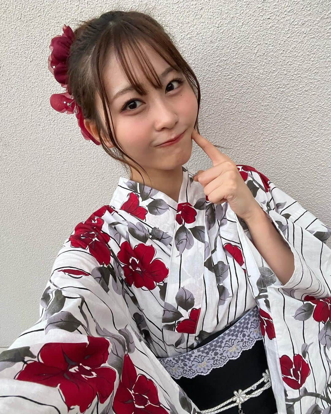 藤田愛理のインスタグラム：「・ 浴衣っ🍒‎🤍 ねぇすき？？ #浴衣 #お団子 #クラポかわいい」