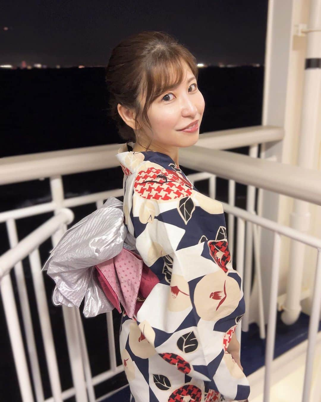 上村彩子さんのインスタグラム写真 - (上村彩子Instagram)「今年は浴衣が着れた♪ レトロで柄がはっきりしている生地で凄く可愛かった！ . 浴衣着たことある人ならわかると思うけど、 浴衣って見た目以上にいっぱい浴衣の中に仕込んでいて、 腰回りにタオル巻いたり板入れたり、紐で縛ってたりしてるんだよね。 だから締め付けられるし、暑い部分はあるんだけど、 その分脱いだときの開放感が半端ないですよね！笑 あの感覚が大好きだったりします🥴笑 こんなに汗かいたんだし痩せるかな！？って毎回思うけど その分食べてるから変わらないんだよね😂 . ちなみに私浴衣屋さんで働いていたことがあるので、 浴衣の着付けや、浴衣専用に折り畳むのもできます✨」9月3日 18時30分 - ayako_uem