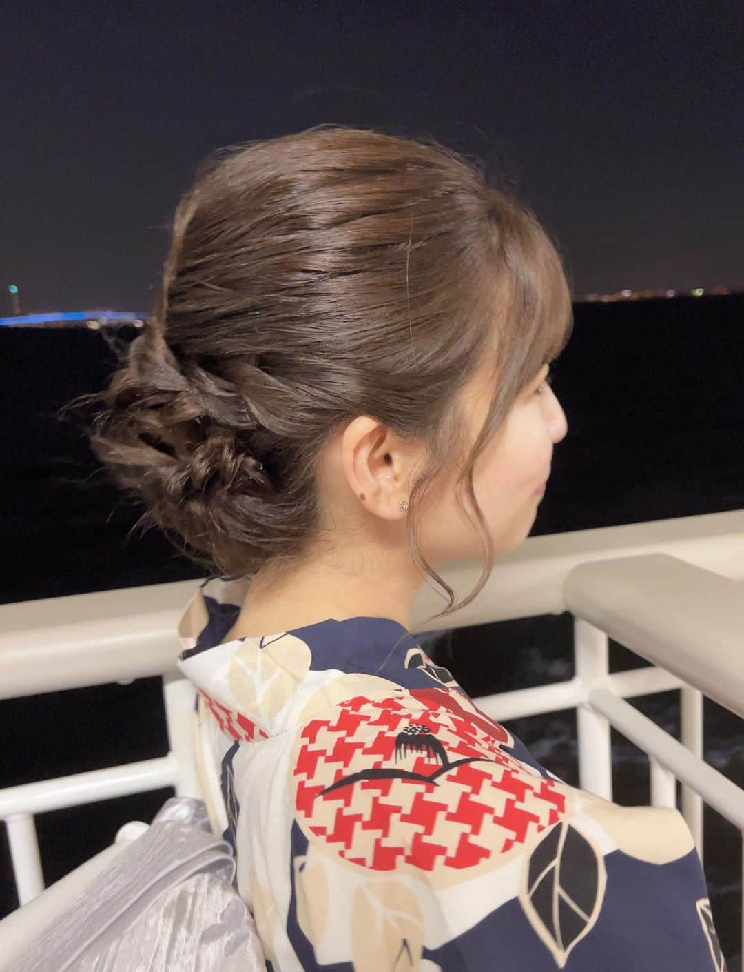 上村彩子さんのインスタグラム写真 - (上村彩子Instagram)「今年は浴衣が着れた♪ レトロで柄がはっきりしている生地で凄く可愛かった！ . 浴衣着たことある人ならわかると思うけど、 浴衣って見た目以上にいっぱい浴衣の中に仕込んでいて、 腰回りにタオル巻いたり板入れたり、紐で縛ってたりしてるんだよね。 だから締め付けられるし、暑い部分はあるんだけど、 その分脱いだときの開放感が半端ないですよね！笑 あの感覚が大好きだったりします🥴笑 こんなに汗かいたんだし痩せるかな！？って毎回思うけど その分食べてるから変わらないんだよね😂 . ちなみに私浴衣屋さんで働いていたことがあるので、 浴衣の着付けや、浴衣専用に折り畳むのもできます✨」9月3日 18時30分 - ayako_uem