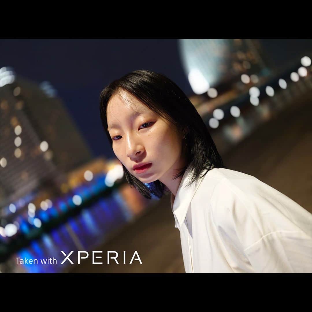 Sony Mobileのインスタグラム：「Express your story with #Xperia5V.  Boasting the new and improved Bokeh mode, elevate your portraits to pro-standard quality, even when shooting at night.  #Sony #Xperia #SonyXperia #NextGenSensor #NewPhoneNewMe #3in2」