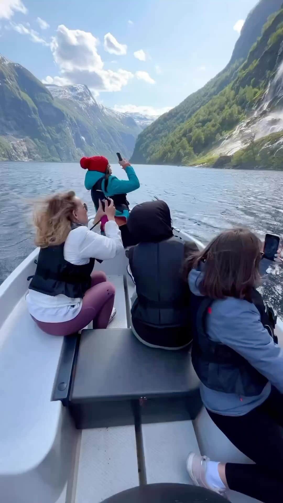 Awesome Wonderful Natureのインスタグラム：「Fairytale vibes in Geiranger, Norway 🇳🇴🏞️ Video by @andriimal」