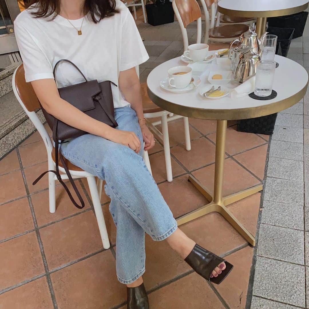 のインスタグラム：「・ シンプルだった日  tops #uniqlo jeans #levis  shoes #bottegaveneta bag、accessory #celine」