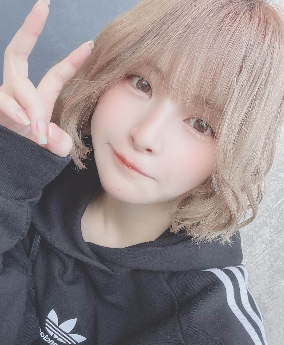 ひっそりゆうみのインスタグラム：「金髪期間はたぶんもう少しで終わりかなぁ🍀」