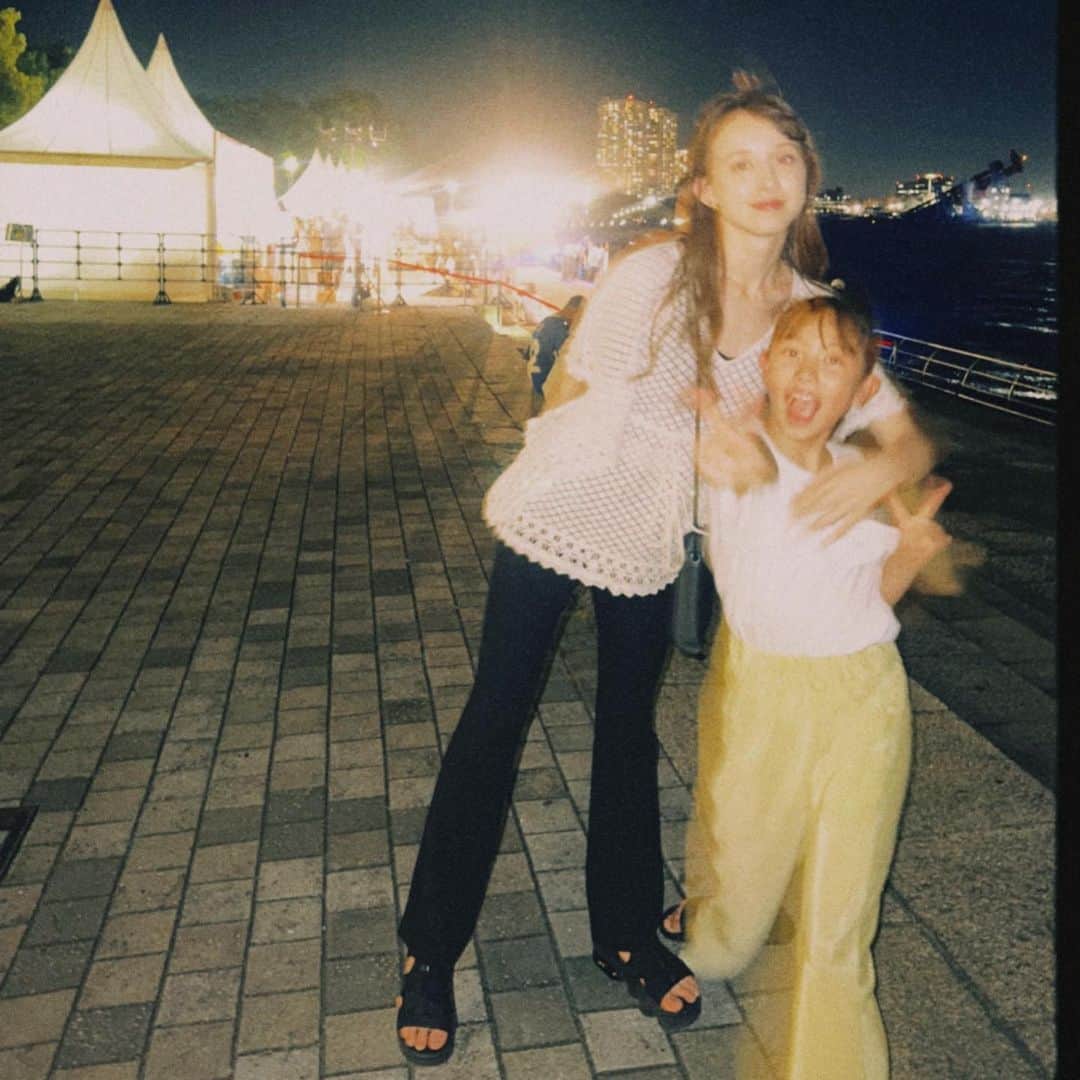 ロジャース里奈のインスタグラム：「. #夏の思い出 🫶🫶🫶❤️  #momanddaughter  #yokohama #summervibes」