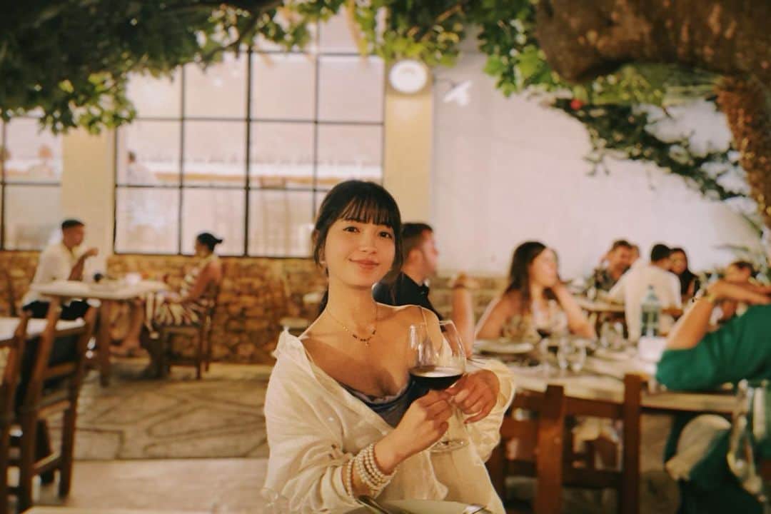 南里美希のインスタグラム：「❤︎  イビサでディナーをしていたら 上からぼとっと何かが落ちてきて心底びっくりしたんだけど 正体は、、いちじくでした🤣 しかも2回も😂ちょっと痛かったよ？笑  可愛いので3枚目もみてみてね🍐🍐  #esventall」