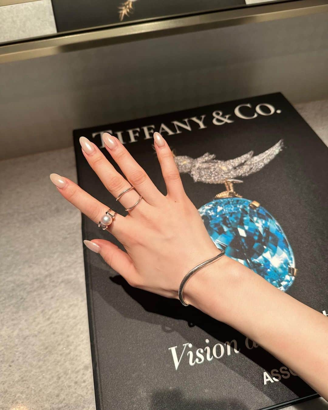 金澤楓さんのインスタグラム写真 - (金澤楓Instagram)「Welcome back jewelry🩵 やっと戻ってきたぁ🥹  そして年末お気に入りだったホワイトミラーのネイルを今度はフットもお揃いで🪞♡  #tiffanyandco#jouete#silver925#jewelry#nail#かえでのネイル」9月3日 18時40分 - kae_o51o