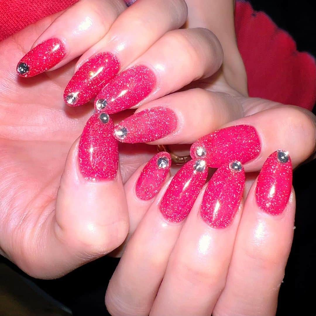 なかやまちえこのインスタグラム：「Flash Red❤️⠀ ⠀ @ayaxxamiaya ちゃん⠀ マイネイルと同じお色をオーダーくださいました♡⠀ ⠀ @aby_sharenail ⠀ @pregel.jp #nail #nails #nailart #ネイル #美甲 #ネイルアート  #japanesenailart #manucure #japanesenails #manicurist #gelnails #أظافر #네일아트 #미용  #เพ้นท์เล็บ #artedeuñas #เพ้นท์เล็บเจล #ジェルネイルデザイン #ネイルデザイン #nagelkunst #flashnails #フラッシュネイル」