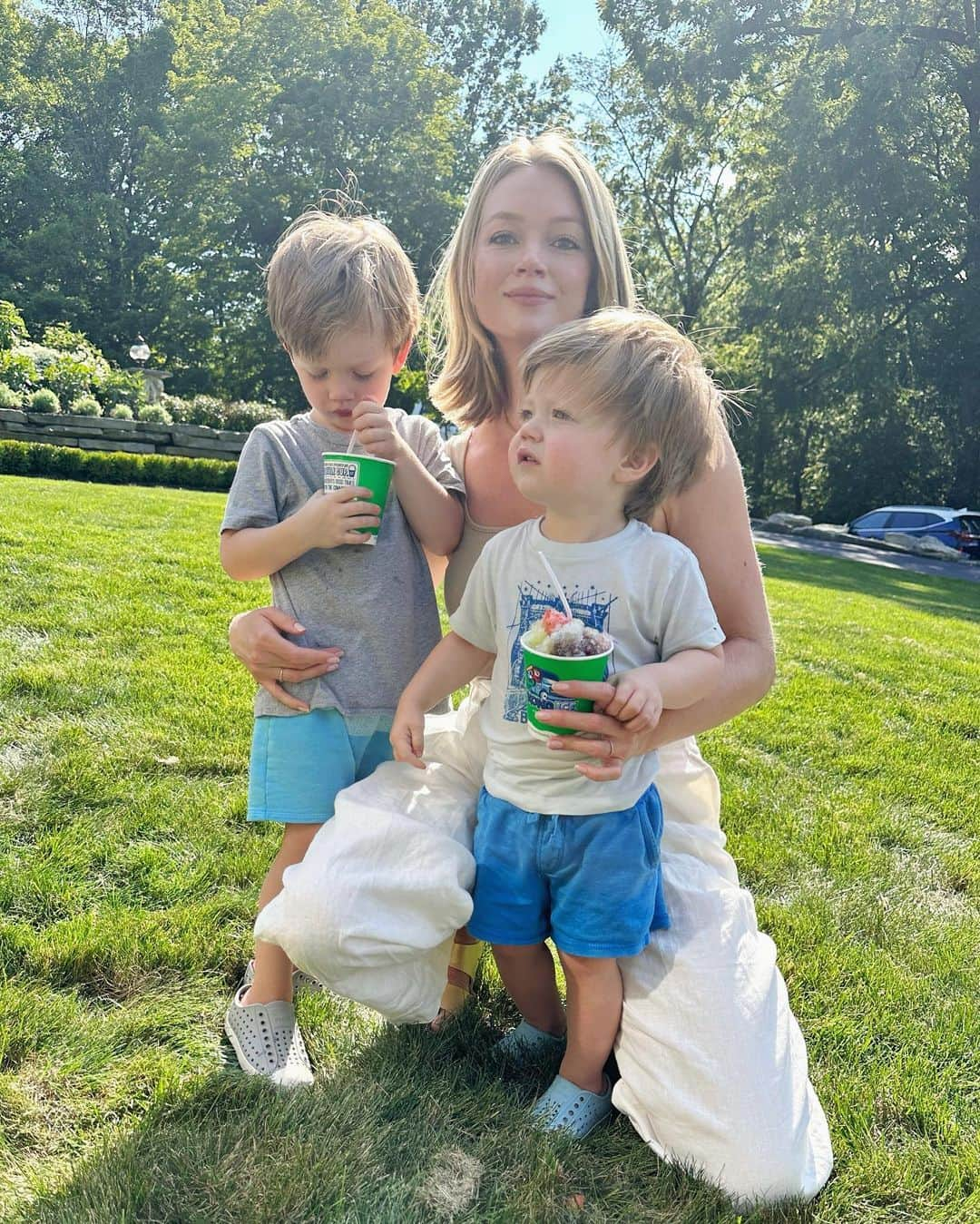 リンジー・エリンソンさんのインスタグラム写真 - (リンジー・エリンソンInstagram)「Immediately regrets wearing white pants to the toddler birthday 😆🎂🤍#happylaborday」9月4日 0時16分 - lindsellingson