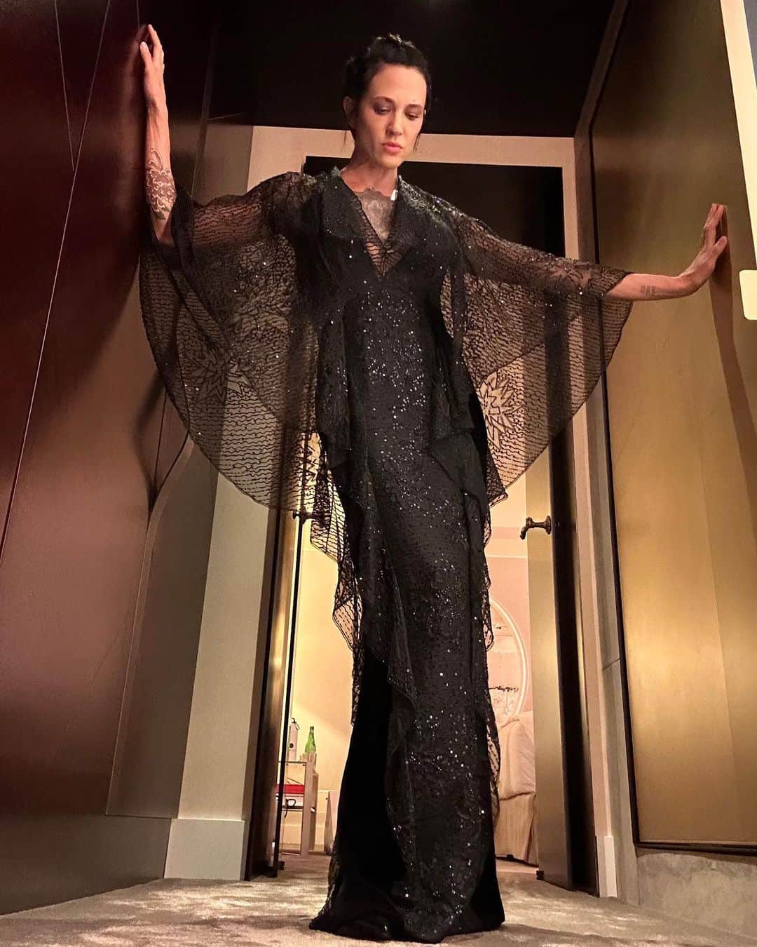 アーシア・アルジェントのインスタグラム：「Grazie alla mia Armani family ed al re @giorgioarmani per una notte da sogno a Venezia, un’emozione che non dimenticherò mai #OneNightOnly #Venezia80 make-up by @manola_spaziani_mua hair by @pietrolenocihairsalon」